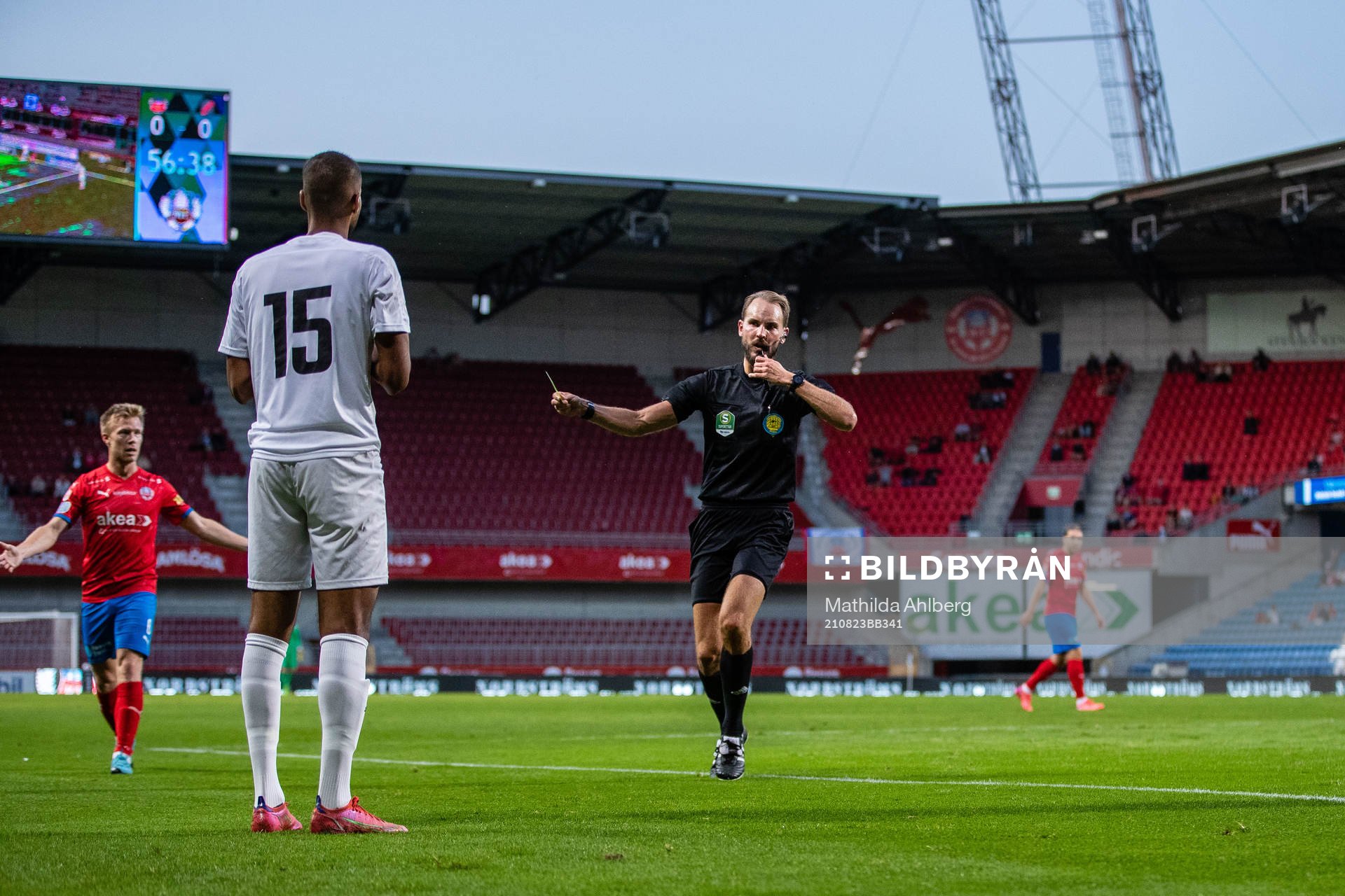 Domare Andreas Dufva-Johansson varnar Vasalunds Alexander Andue under fotbollsmatchen i Superettan mellan Helsingborg och Vasalund den 23 augusti 2021 i Helsingborg.