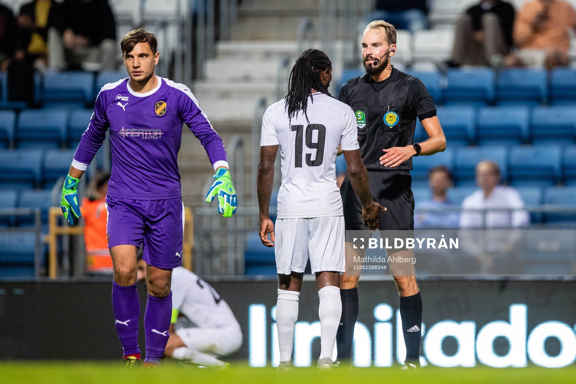 Vasalunds målvakt Radu Mitu och Kebba Ceesay i diskussion med domare Andreas Dufva-Johansson under fotbollsmatchen i Superettan mellan Helsingborg och Vasalund den 23 augusti 2021 i Helsingborg.
