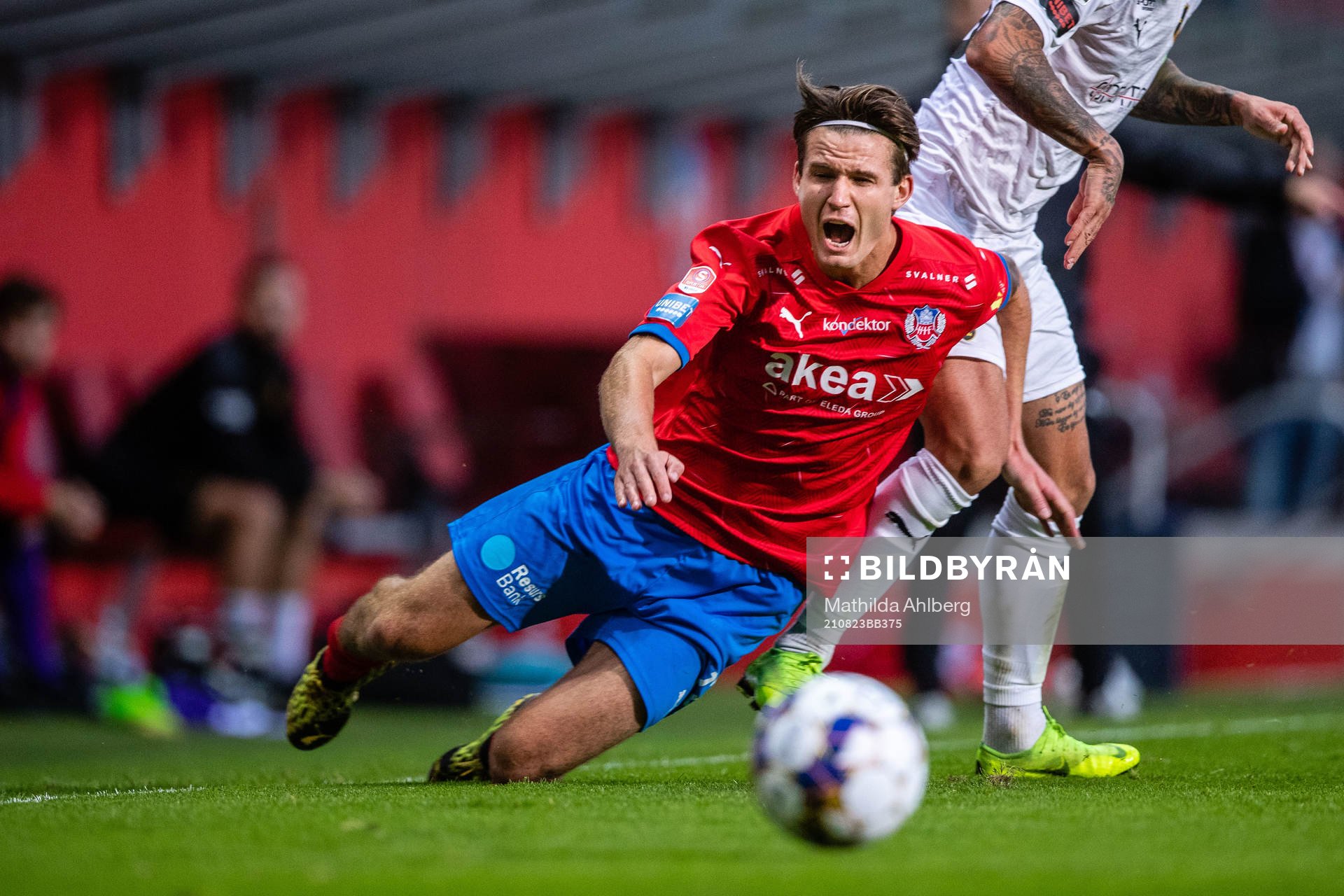 Helsingborgs Wilhelm Loeper faller i en duell