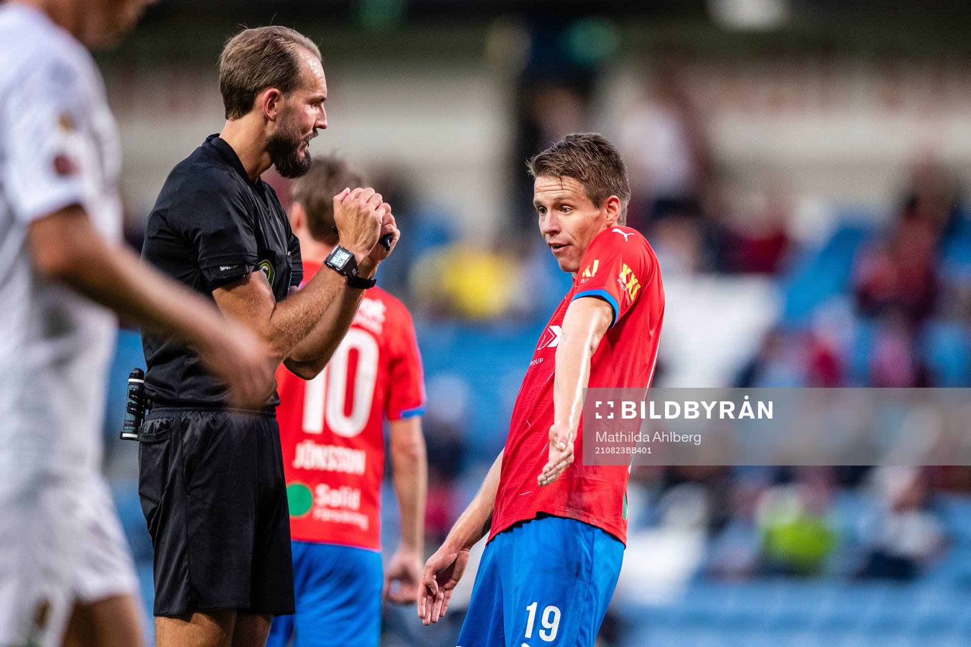 Domare Andreas Dufva-Johansson och Helsingborgs Bödvar Bödvarsson under fotbollsmatchen i Superettan mellan Helsingborg och Vasalund den 23 augusti 2021 i Helsingborg.