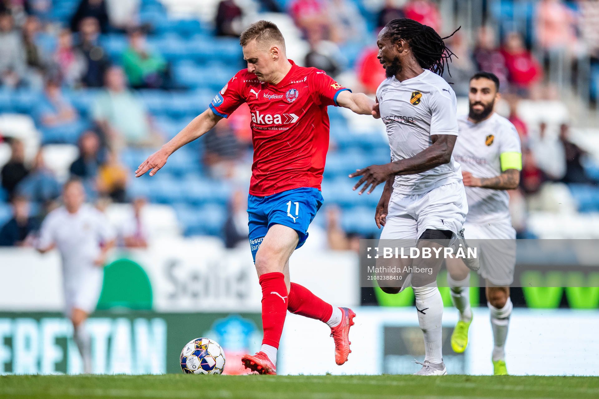 Helsingborgs Rasmus Karjalainen och Vasalunds Kebba Ceesay under fotbollsmatchen i Superettan mellan Helsingborg och Vasalund den 23 augusti 2021 i Helsingborg.