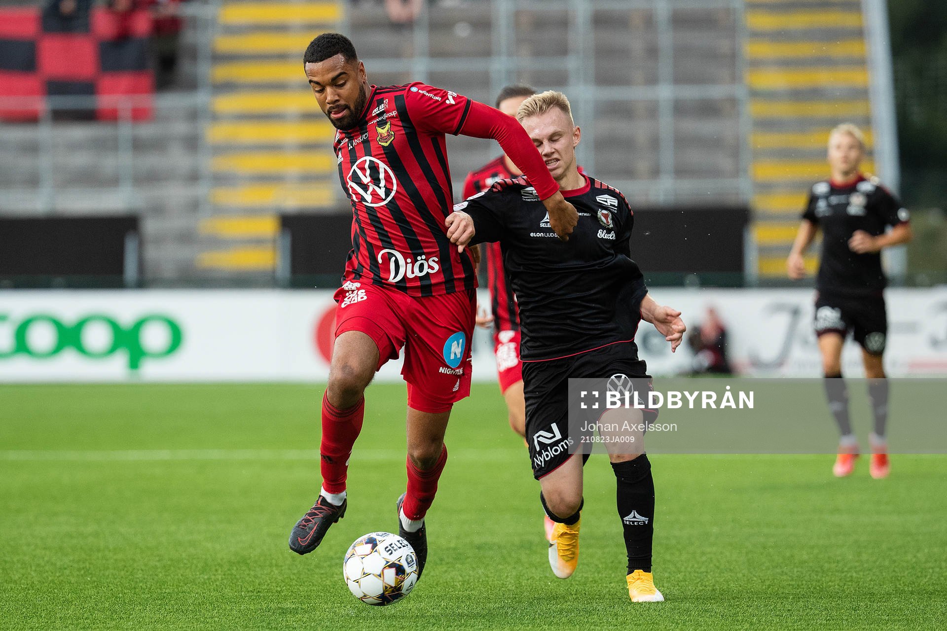 Östersunds Noah Sonko Sundberg och Kalmars Isak Jansson