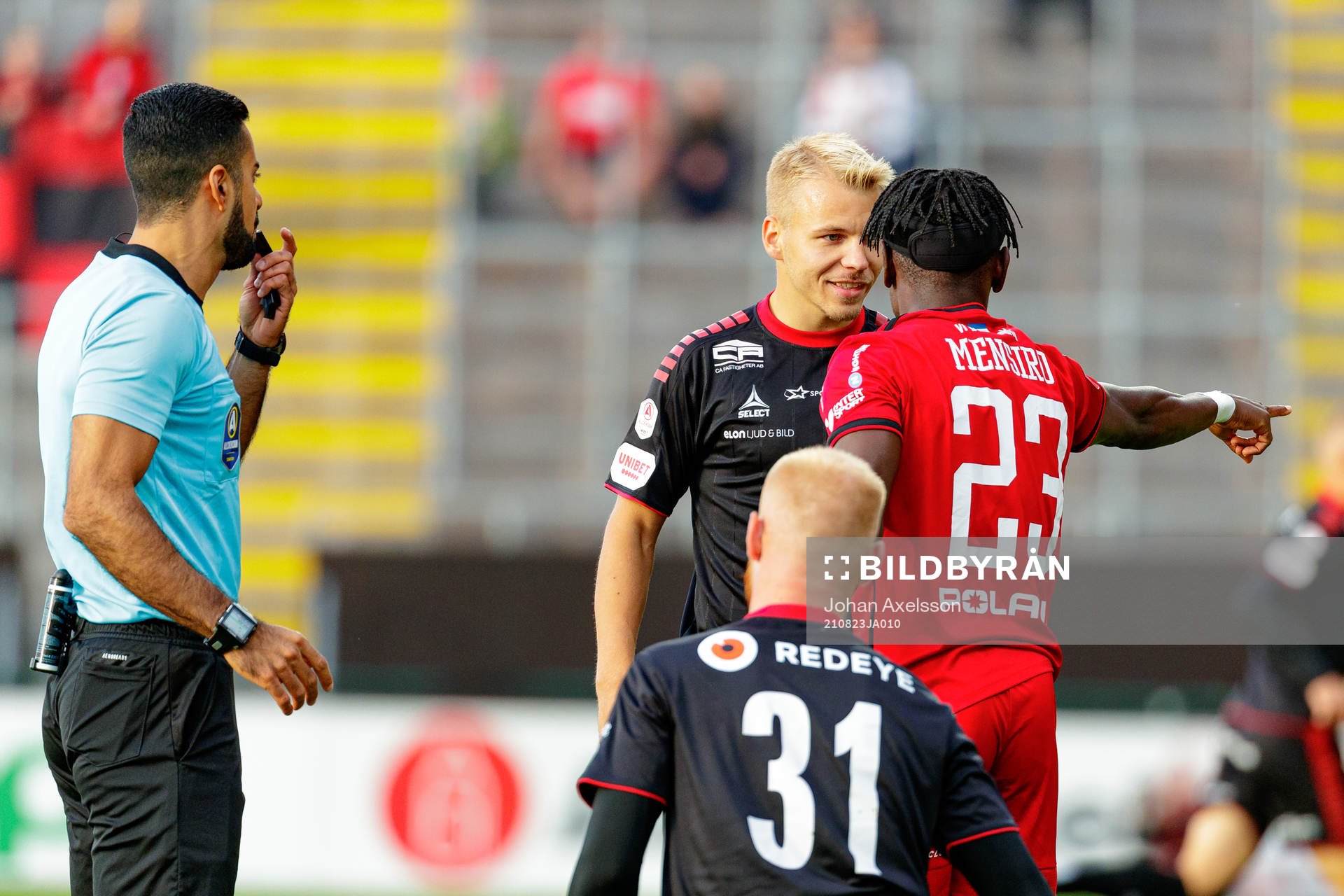 Kalmars Isak Jansson i samtal med Östersunds Samuel Mensiro