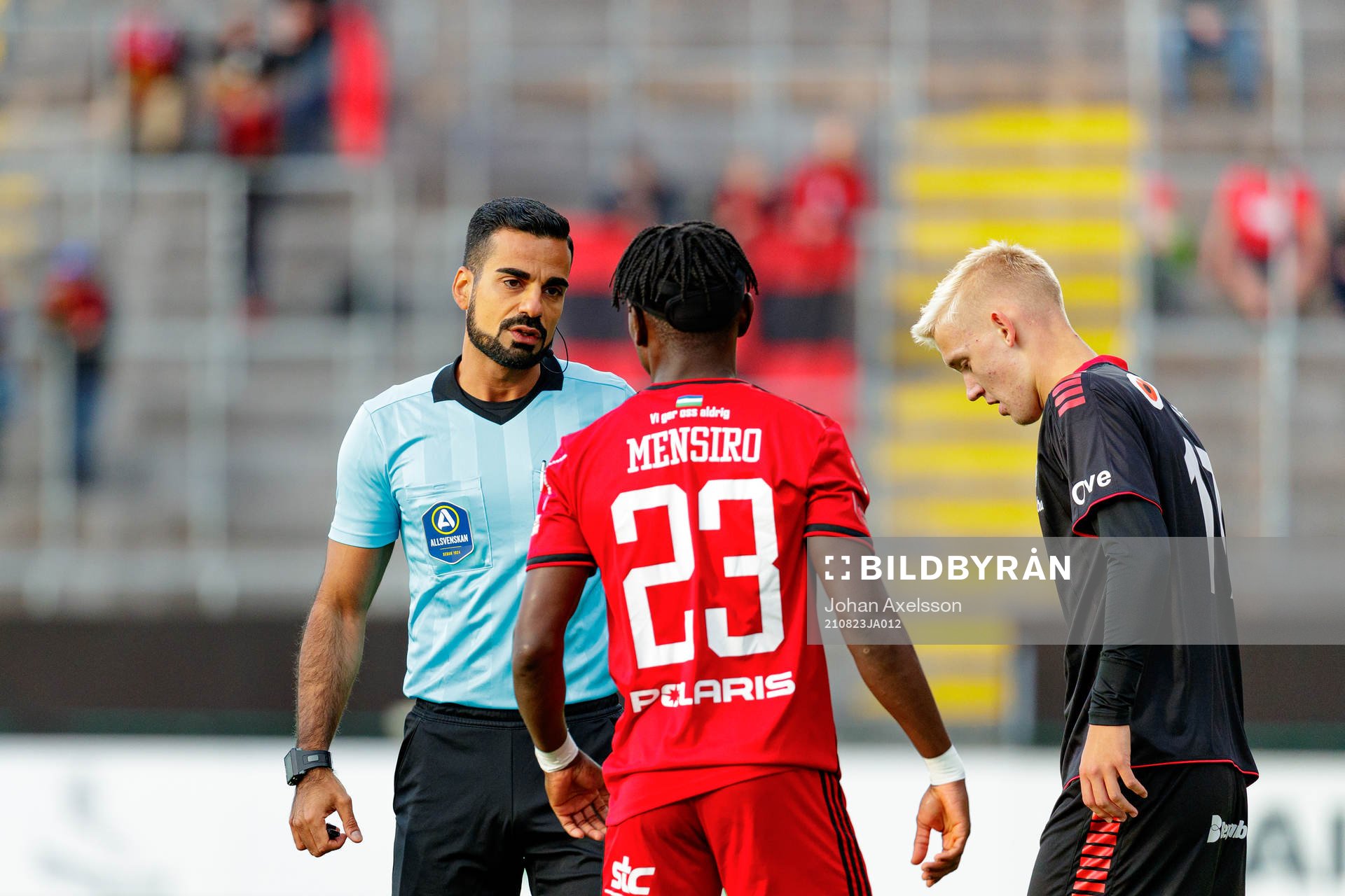 domare Mohammed Al-Hakim i samtal med Östersunds Samuel