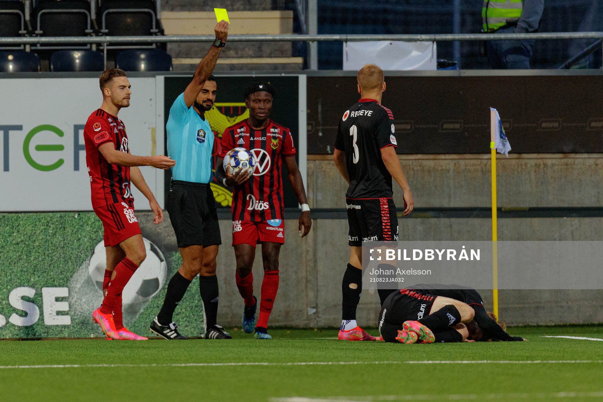 domare Mohammed Al-Hakim ger Östersunds Samuel Mensiro