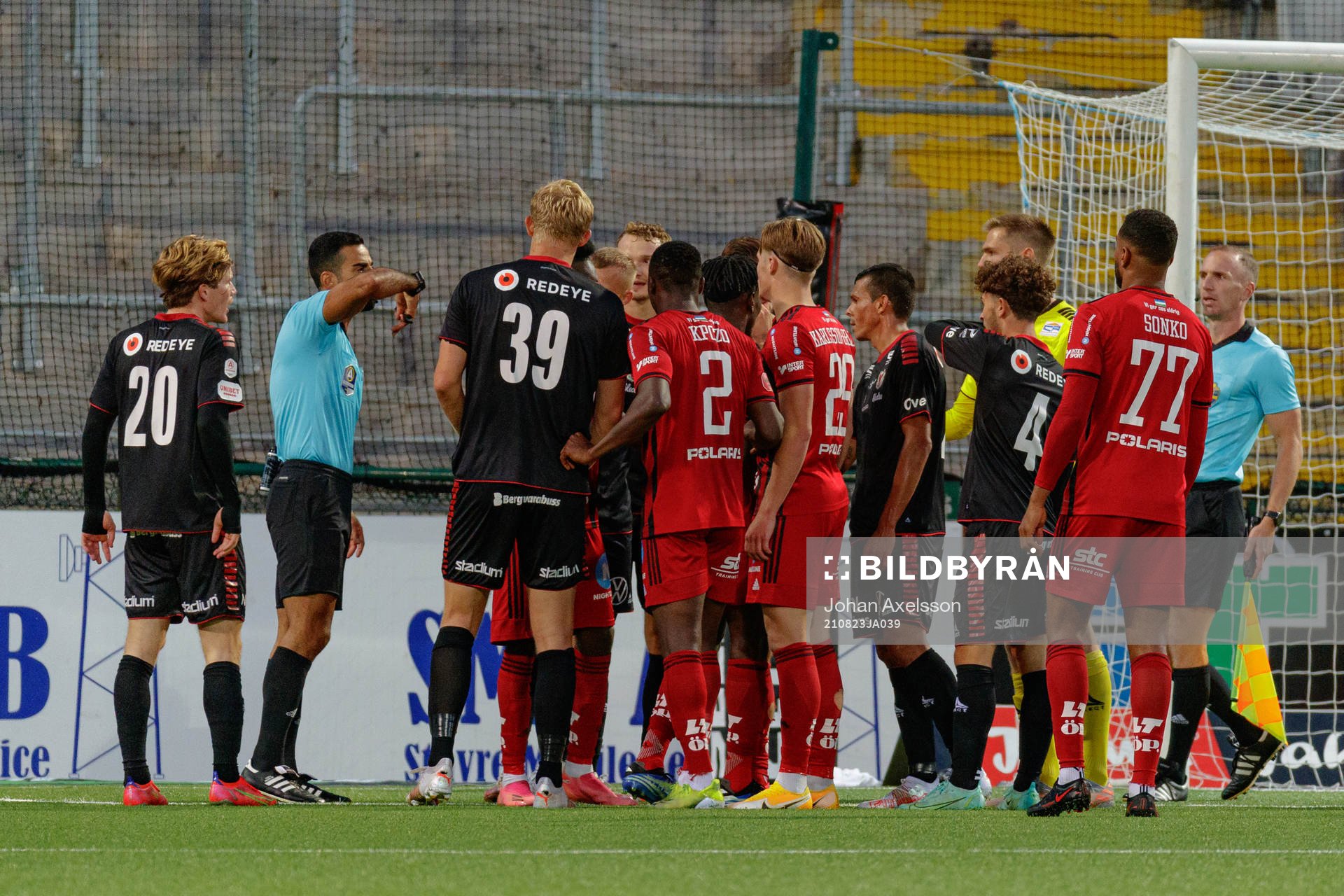 domare Mohammed Al-Hakim i samtal med spelarna