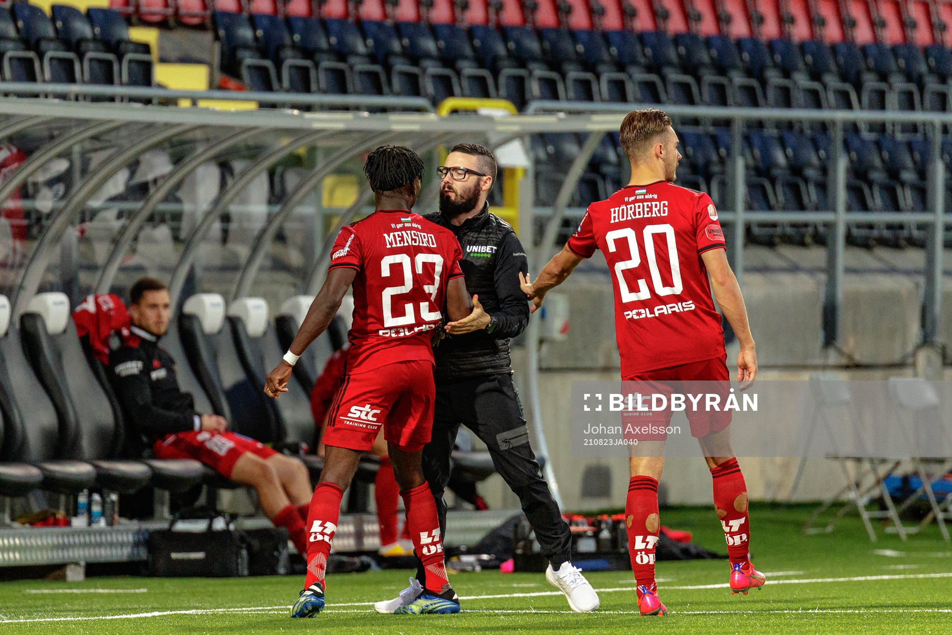 Östersunds Samuel Mensiro reagerar