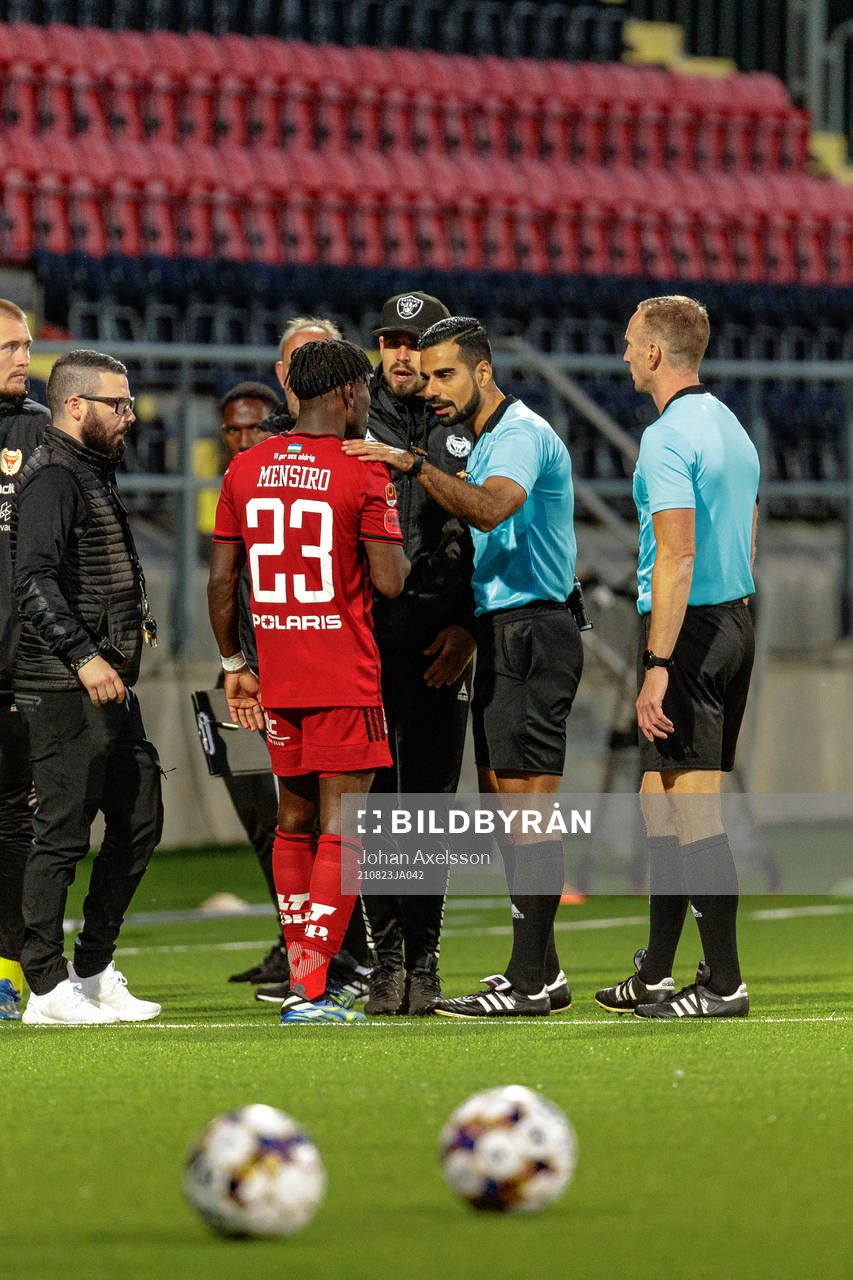 Östersunds Samuel Mensiro  i samtal med domare Mohammed