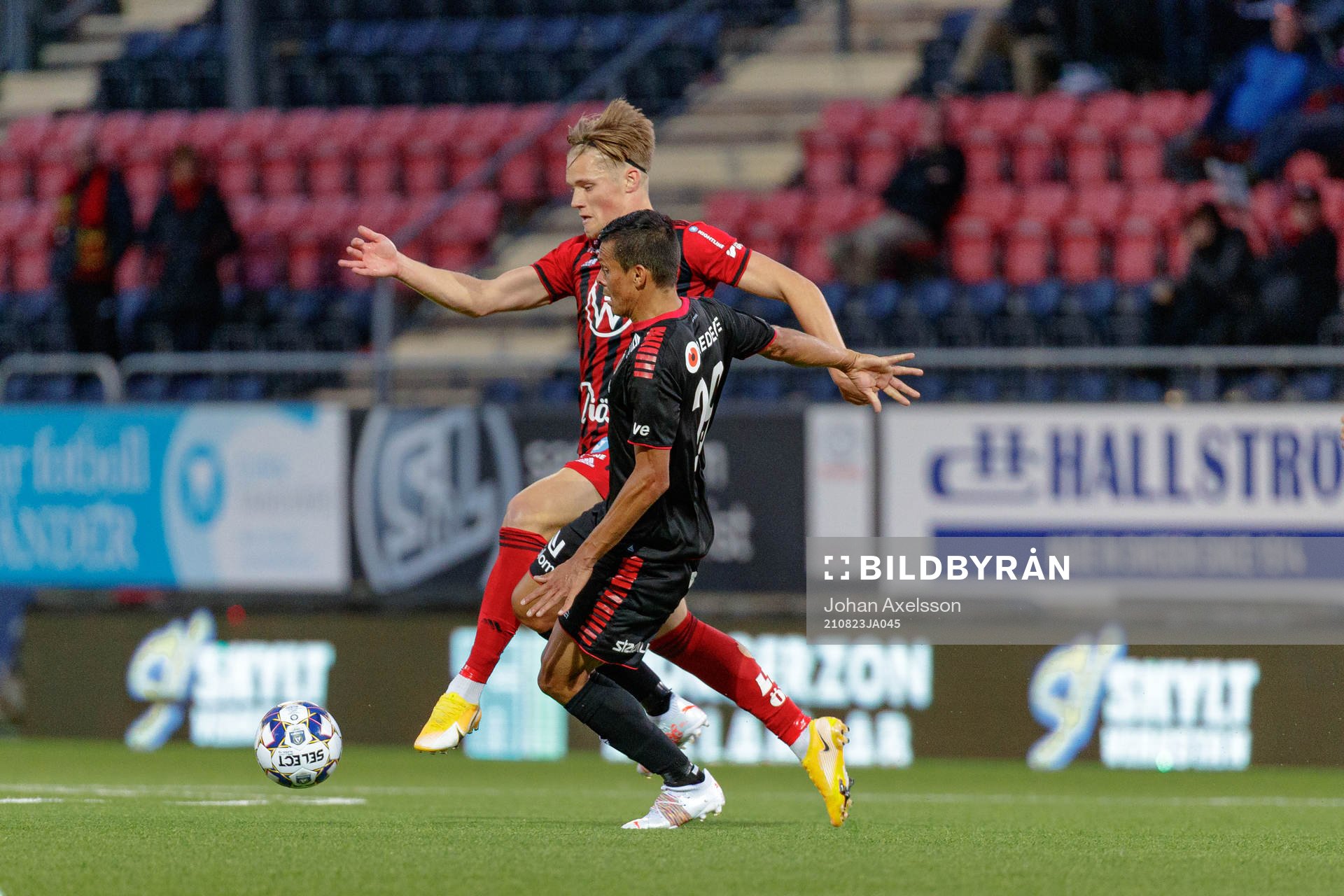 Östersunds Sebastian Karlsson Grach   i kamp medKalmars