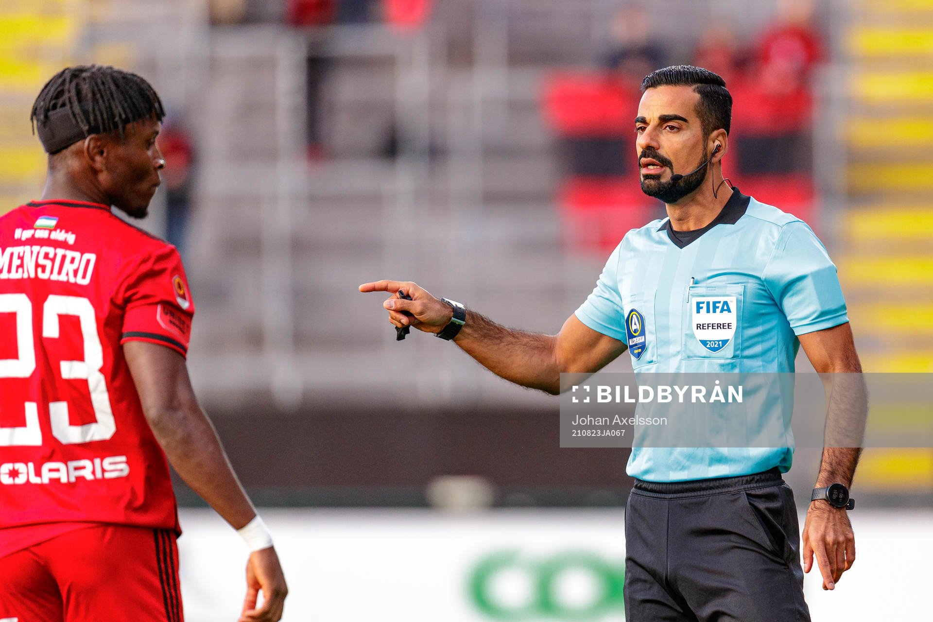 domare Mohammed Al-Hakim i samtal med Östersunds Samuel