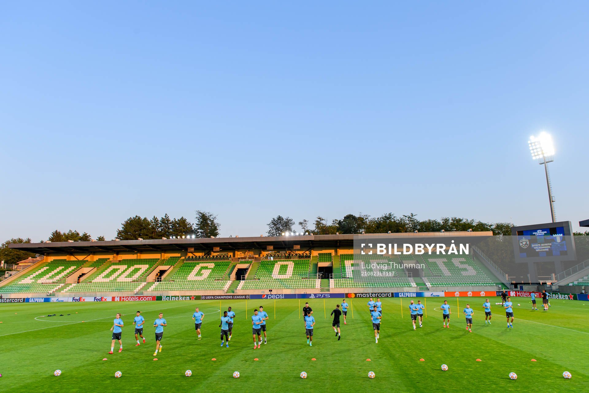 Players warm up