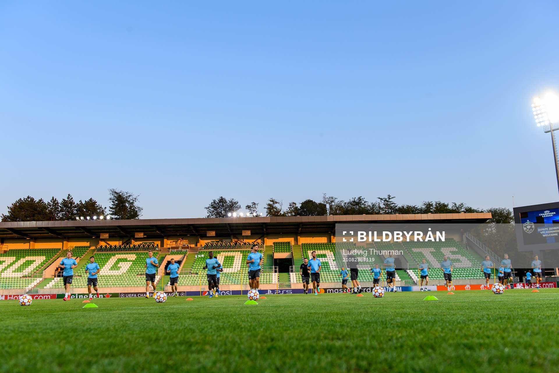 Players warm up