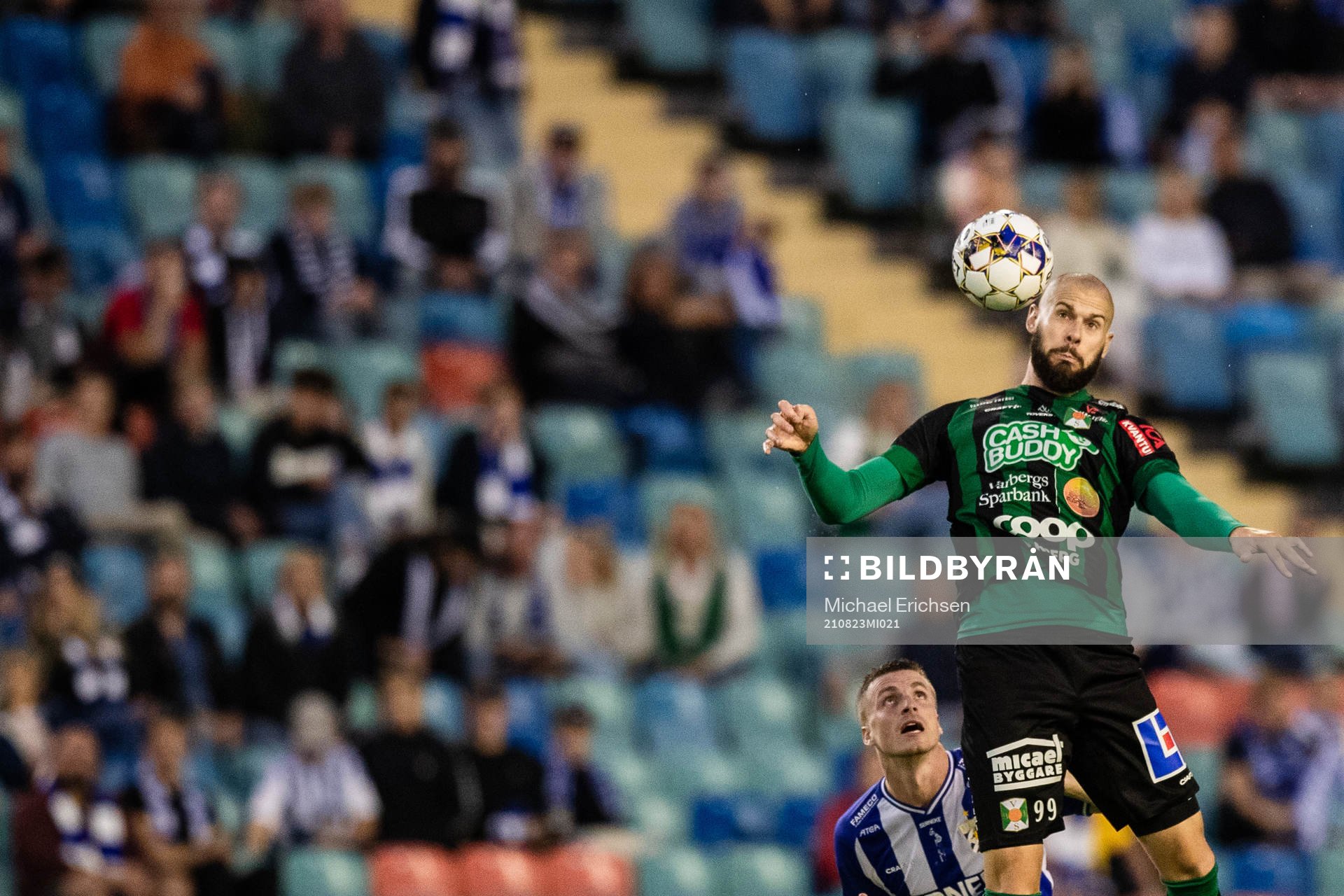 Varbergs Robin Simovic mot IFK Göteborgs Calle Johansson