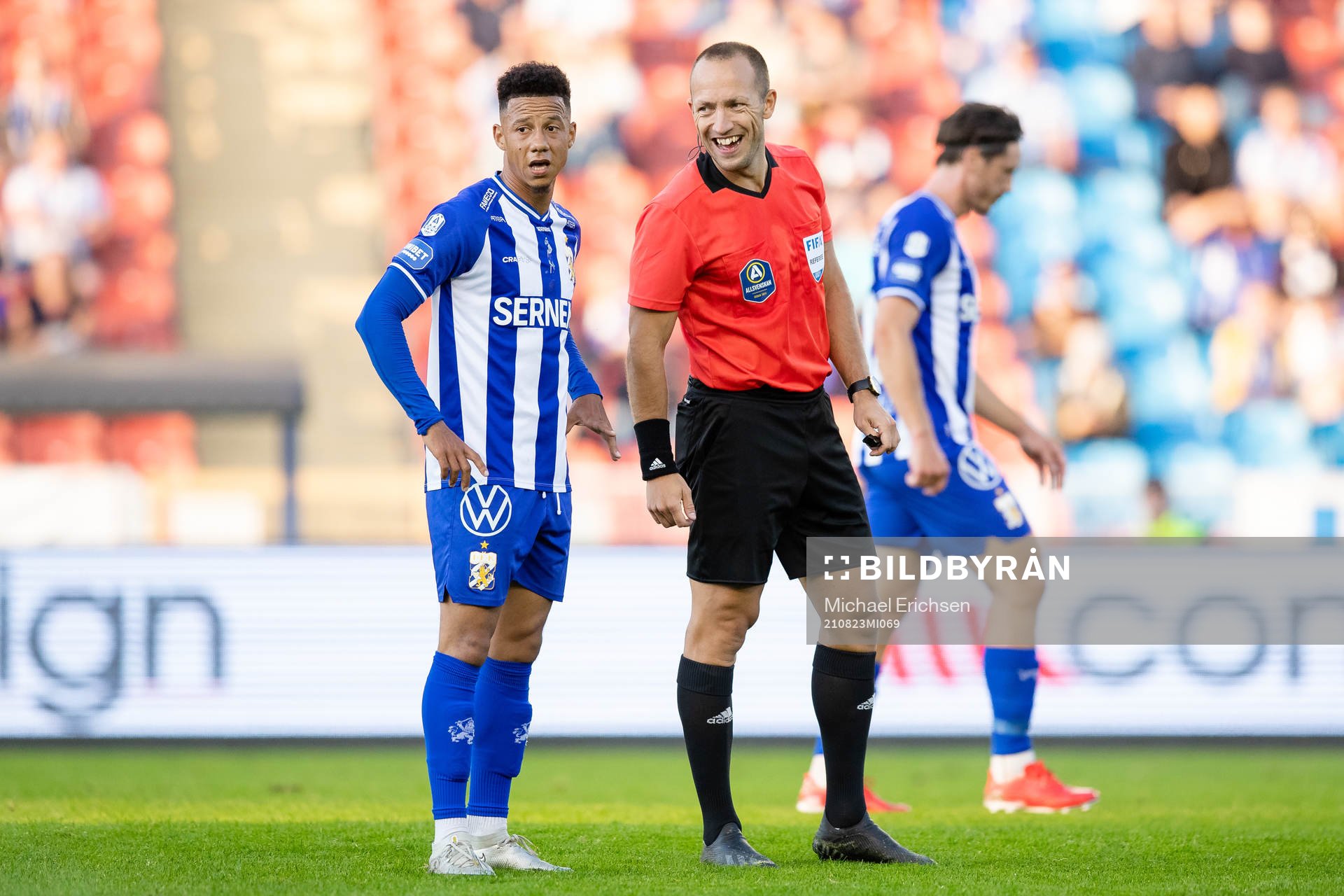IFK Göteborgs Tobias Sana och domare Kaspar Sjöberg