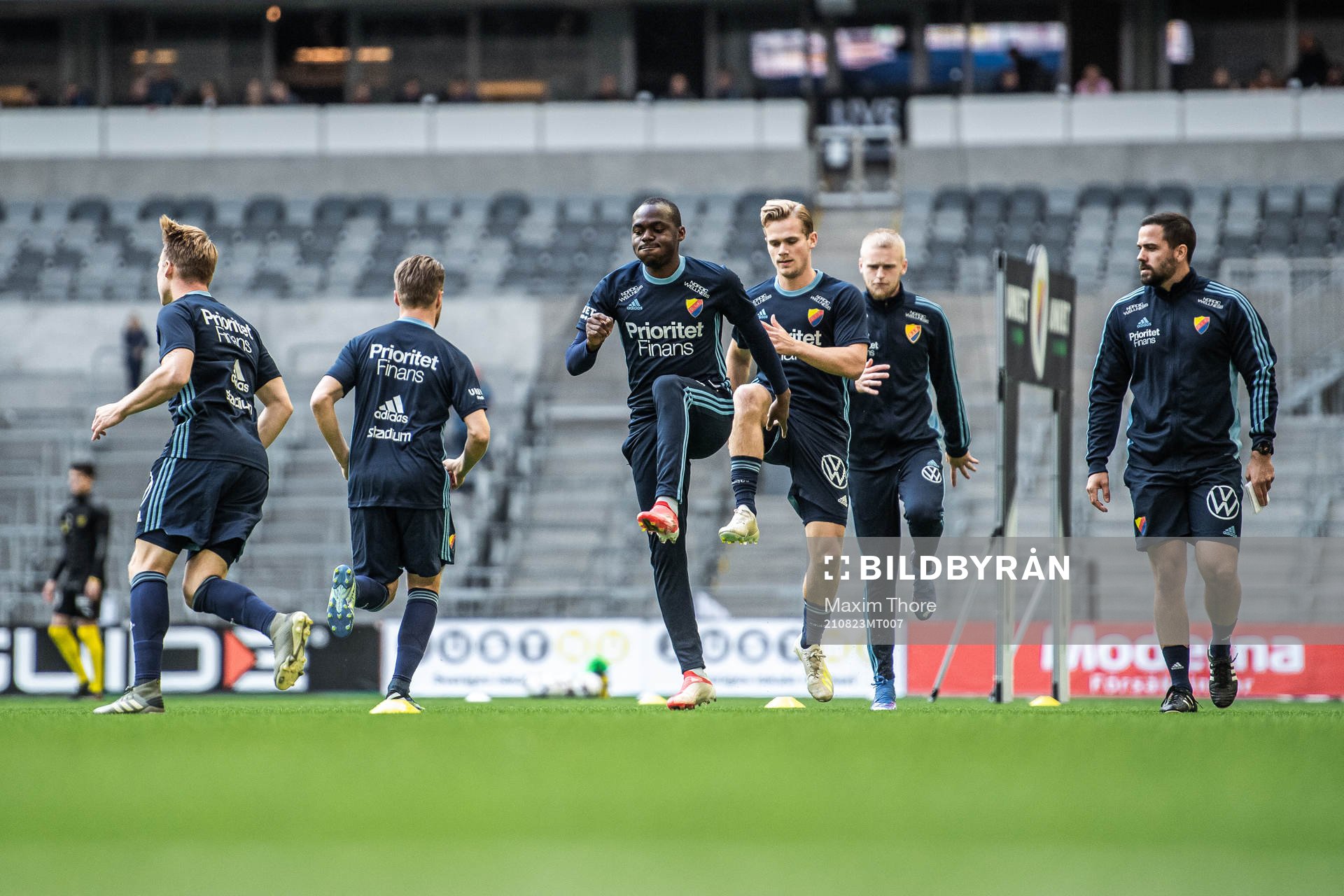 Djurgårdens Edward Chilufya värmer upp