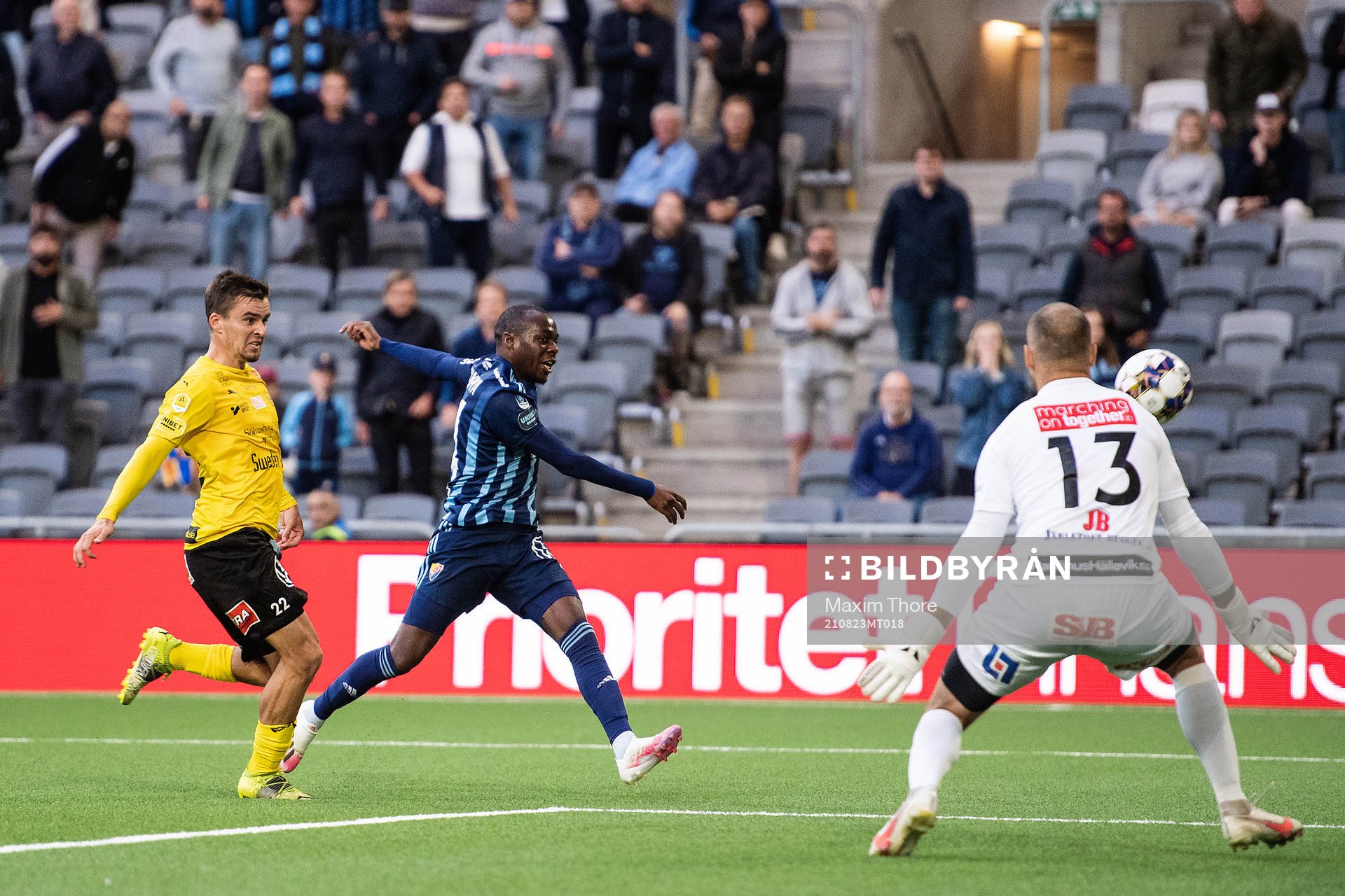 Djurgårdens Edward Chilufya och of Mjällbys målvakt