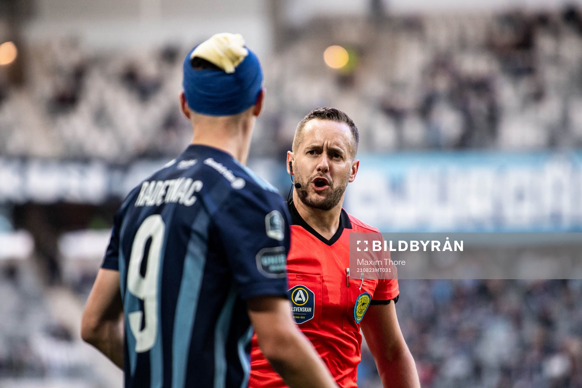 Domare Victor Wolf i samtal med Djurgårdens Haris Radetinac under fotbollsmatchen i Allsvenskan mellan Djurgården och Mjällby den 23 augusti 2021 i Stockholm.