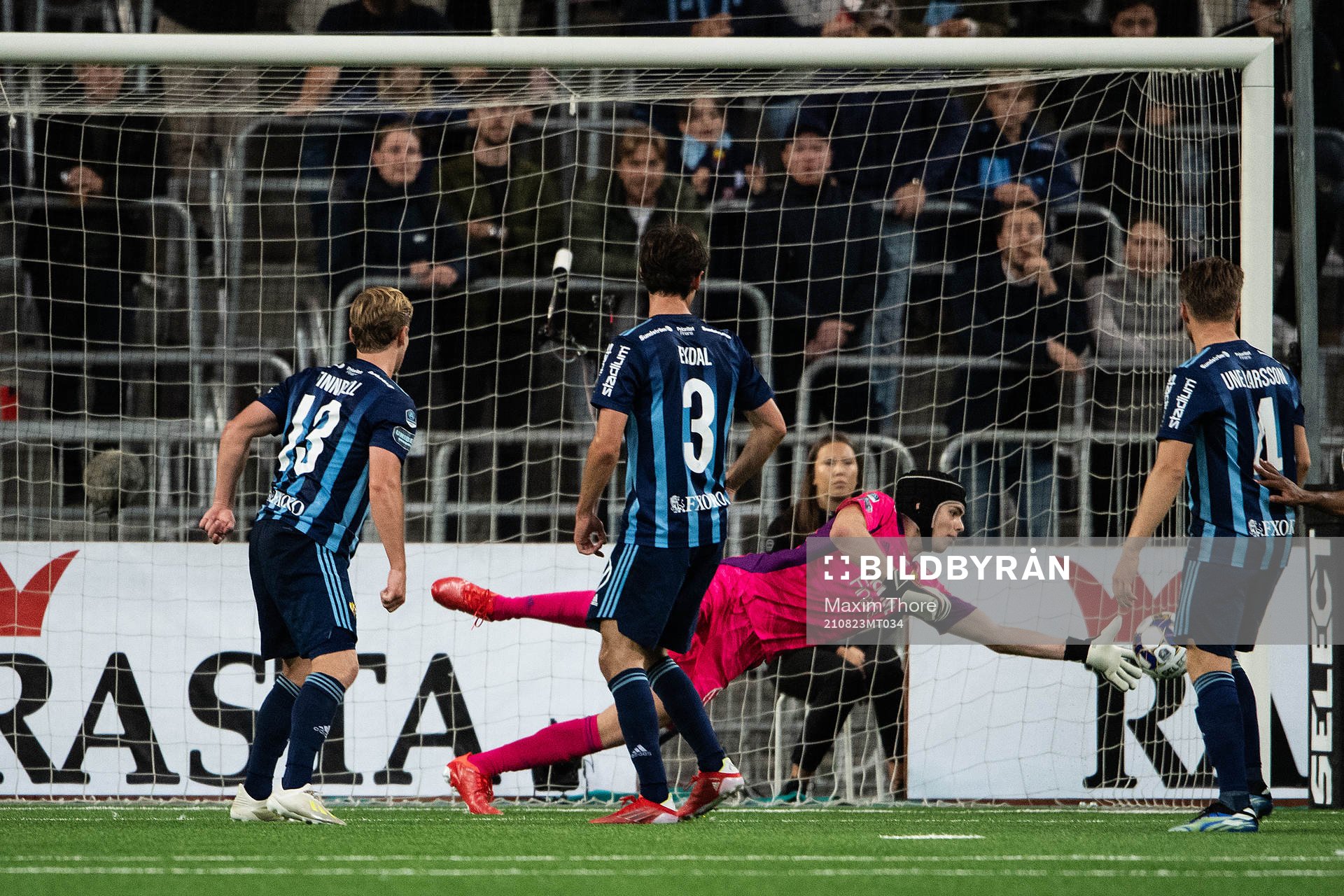 Djurgårdens målvakt Jacob Widell Zetterström med en