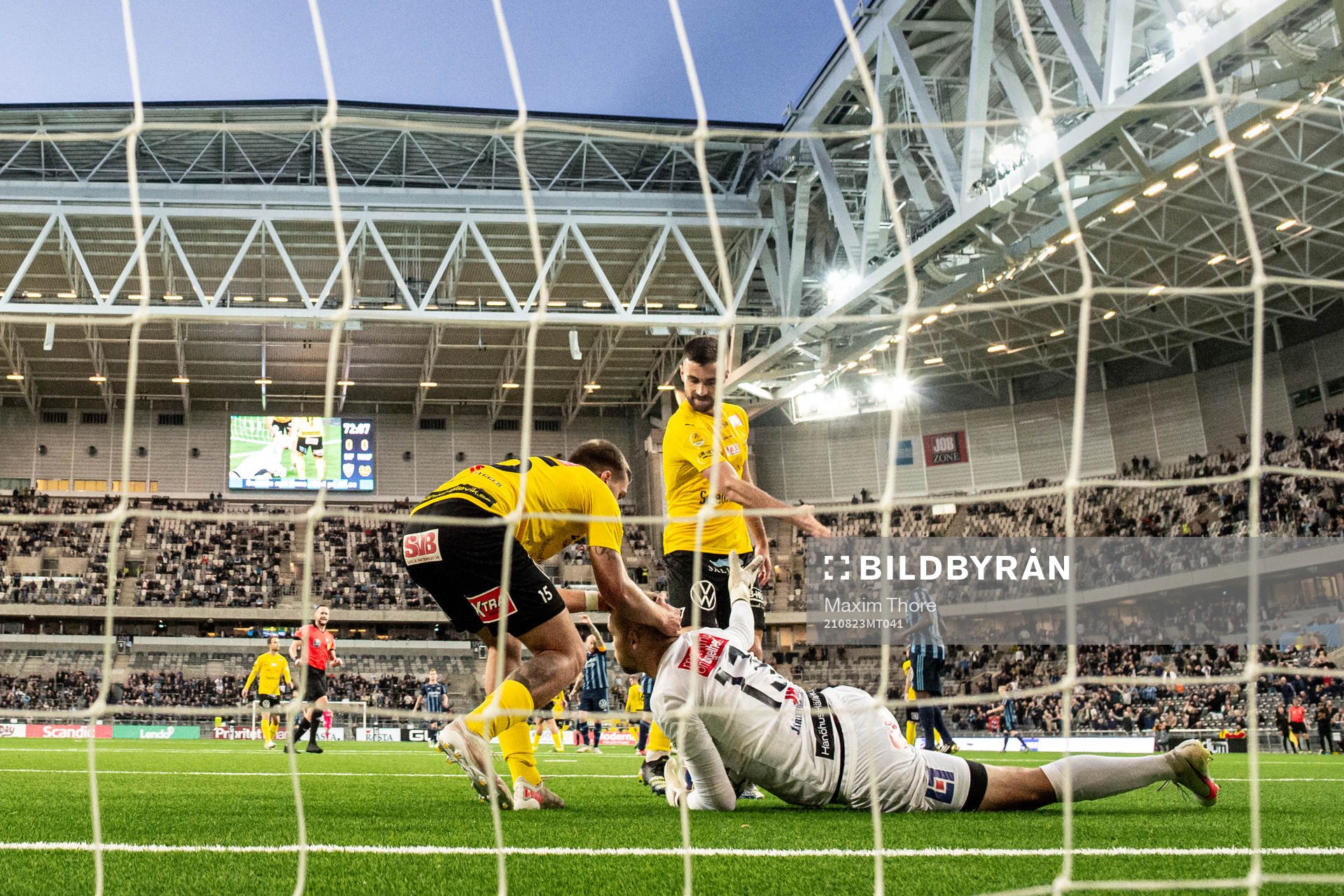 Mjällbys målvakt Carl-Johan Eriksson jublar med