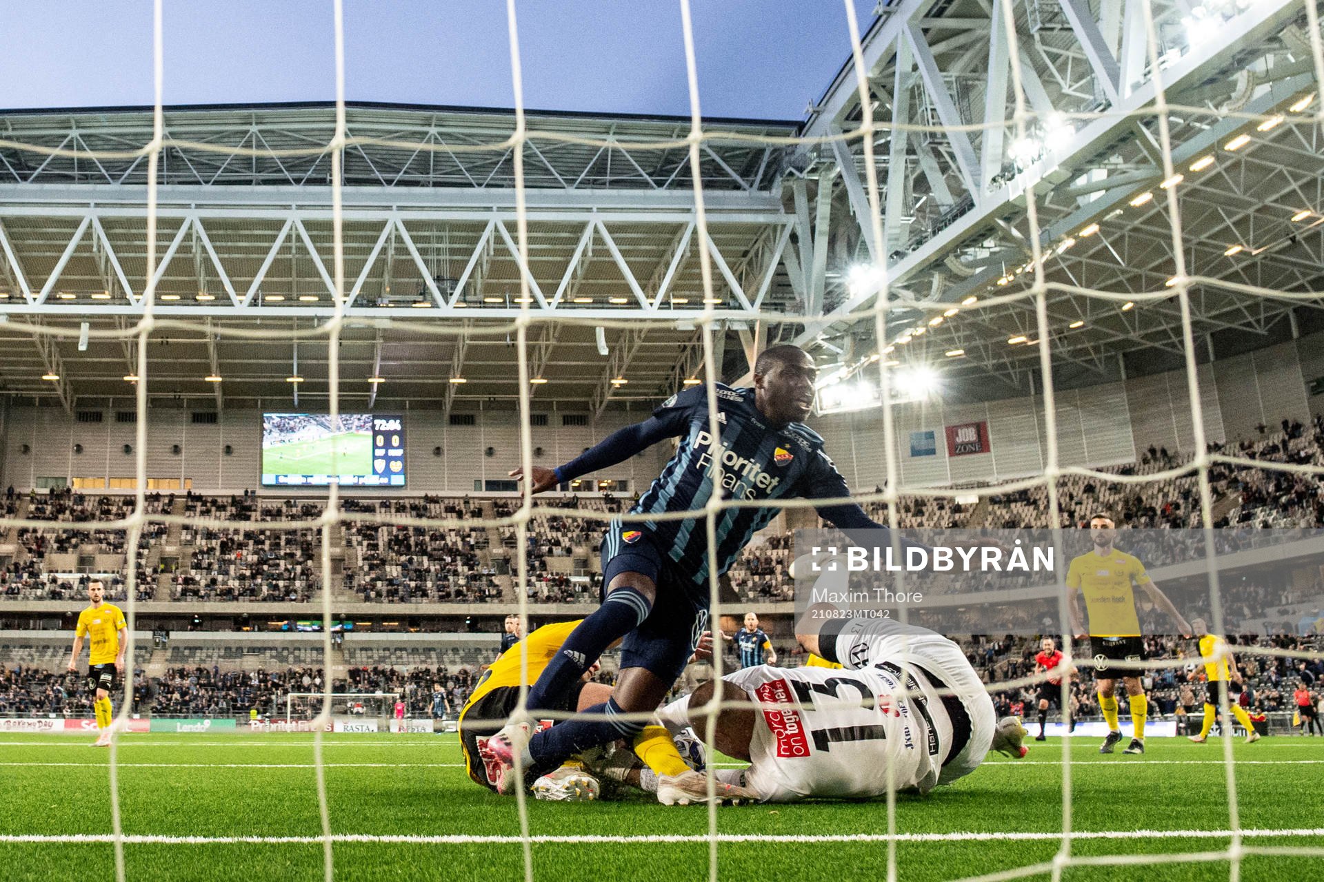 Mjällbys målvakt Carl-Johan Eriksson med räddning