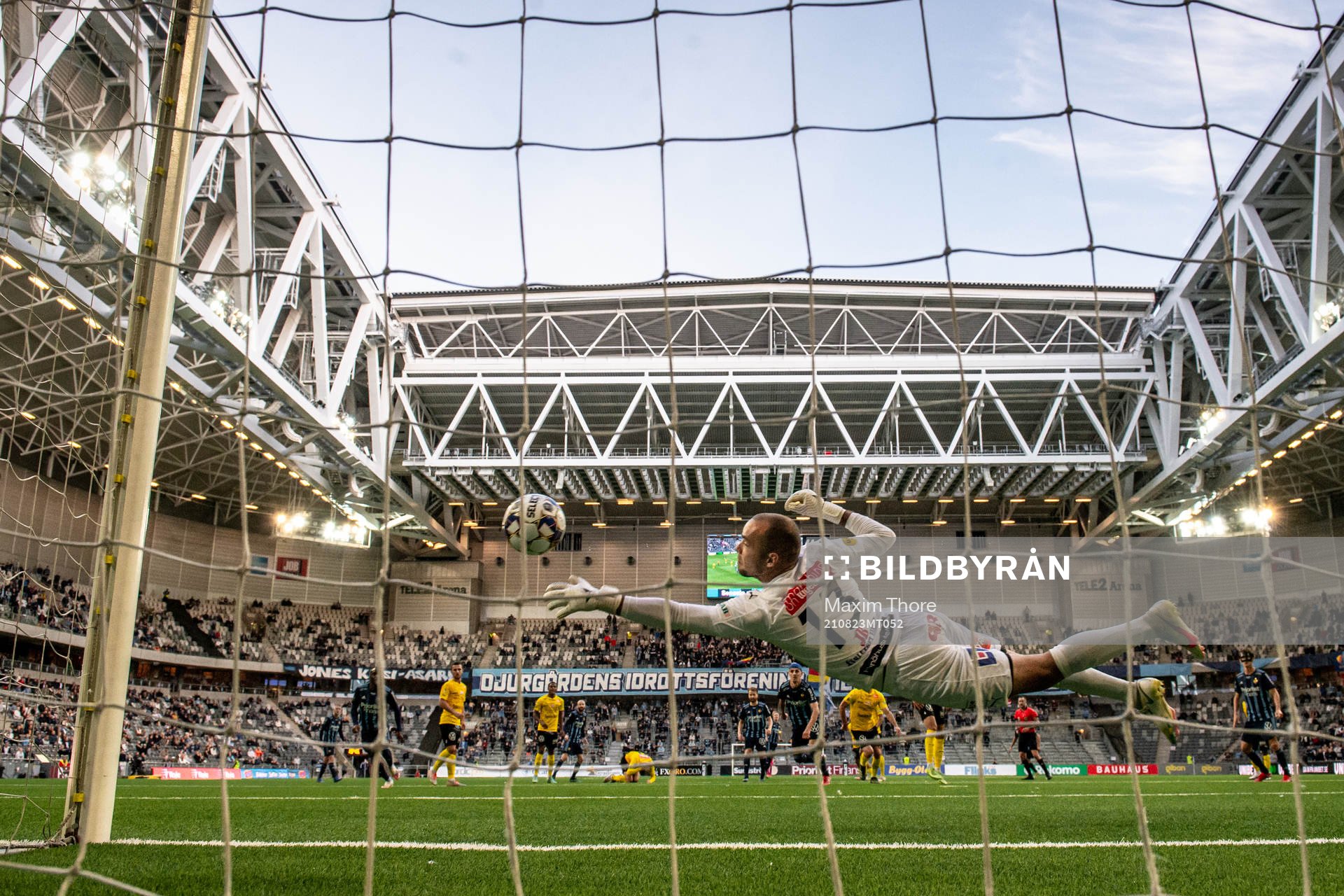 Mjällbys målvakt Carl-Johan Eriksson med en räddning