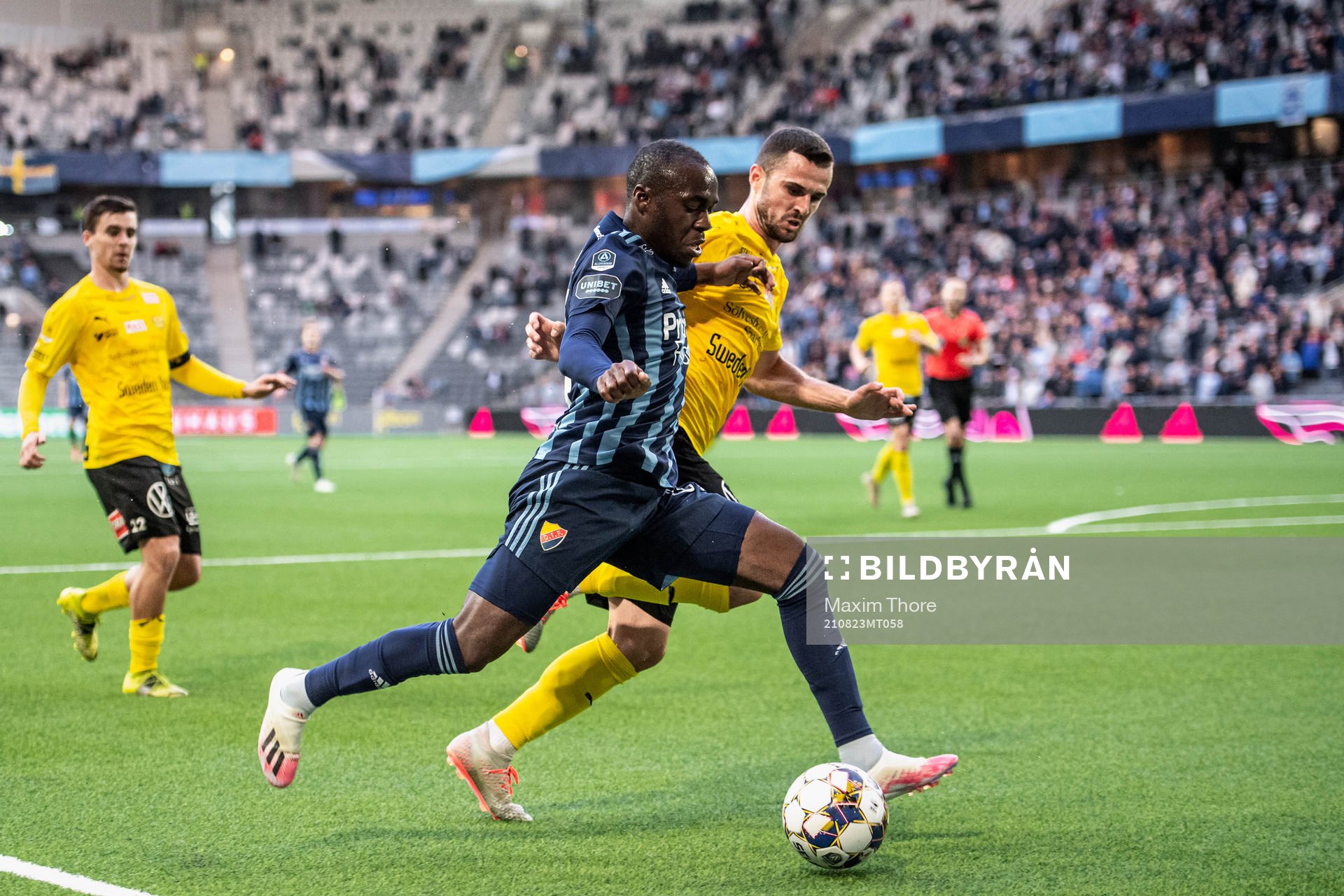 Djurgårdens Edward Chilufya och Mjällbys Ivan Kricak