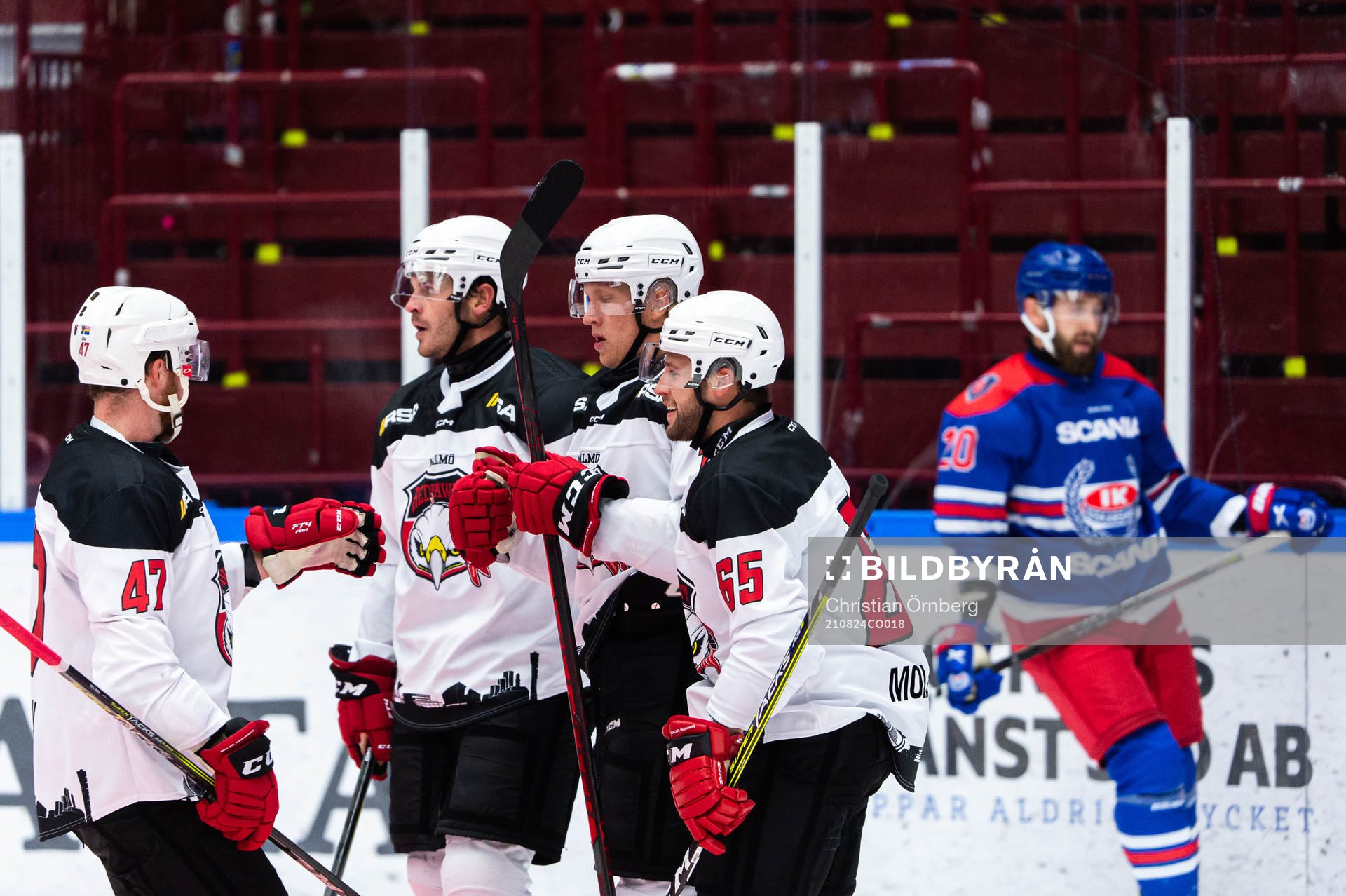 Malmö Redhawks Marcus Sylvegård jublar med lagkamrater