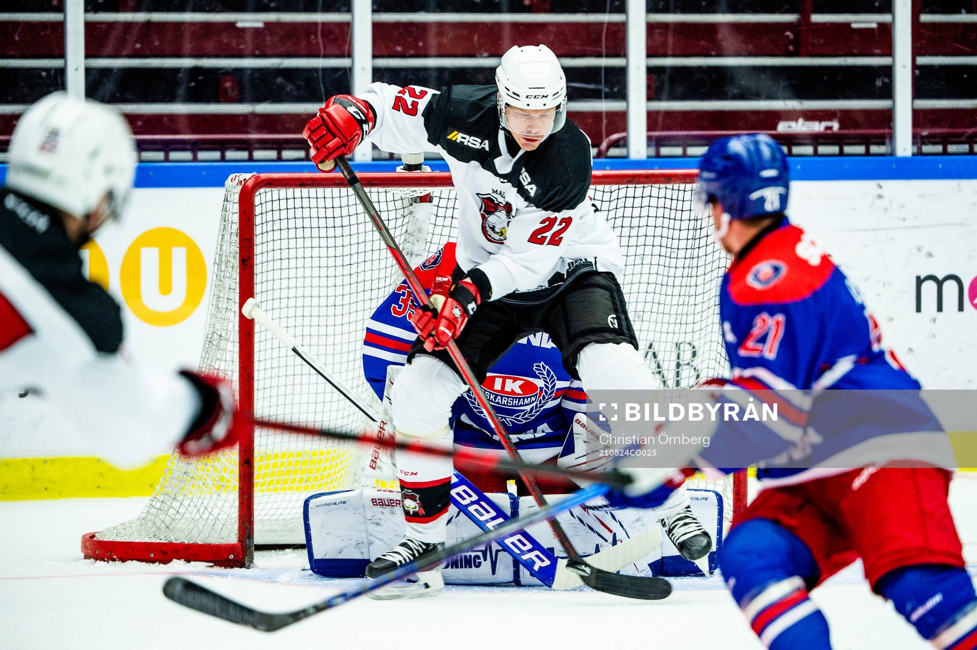 Malmö Redhawks Lars Bryggman mot Oskarshamns målvakt Joe