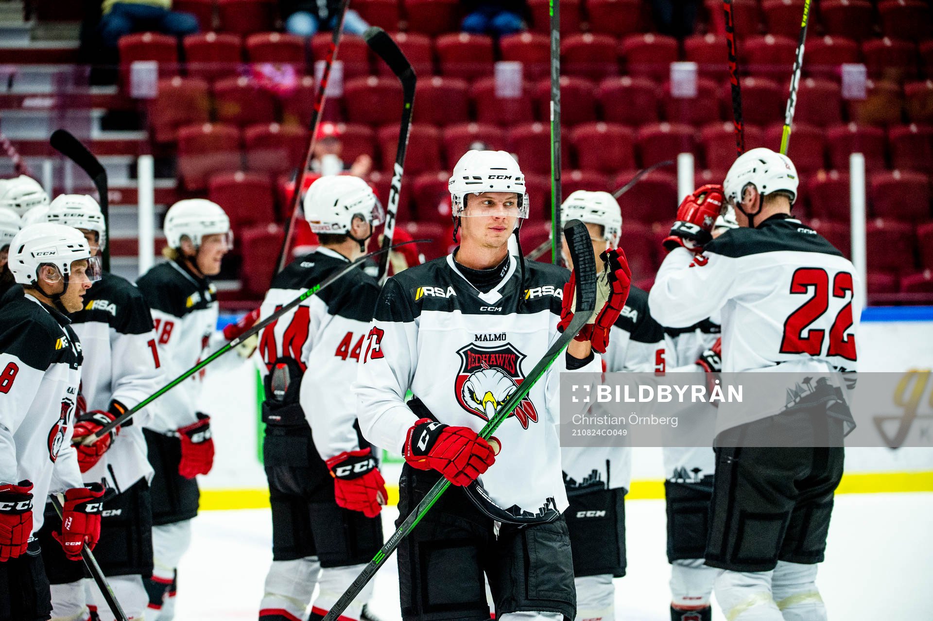 Malmö Redhawks Adam Ollas Mattsson jublar med