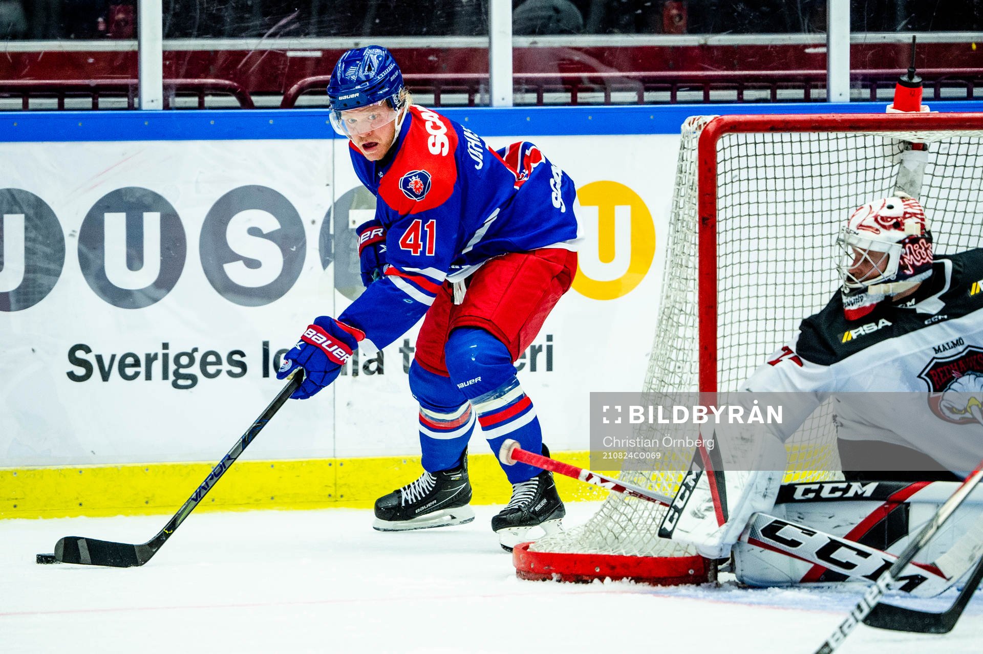 Oskarshamns Johan Johnsson mot Malmö Redhawks målvakt