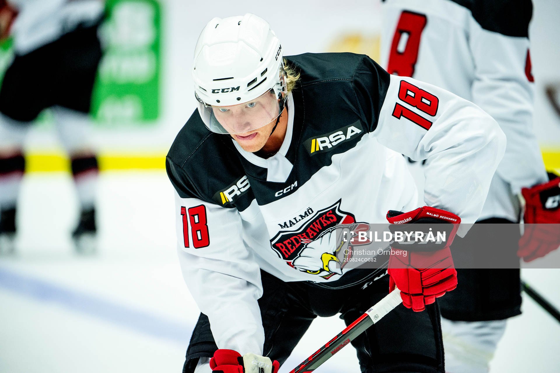 Malmö Redhawks Marcus Sylvegård värmer upp innan