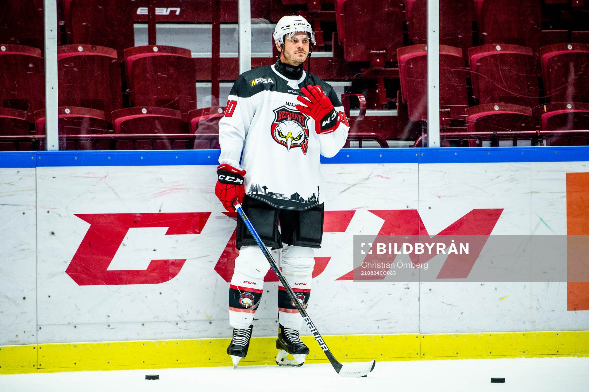 Malmö Redhawks Lance Bouma värmer upp innan