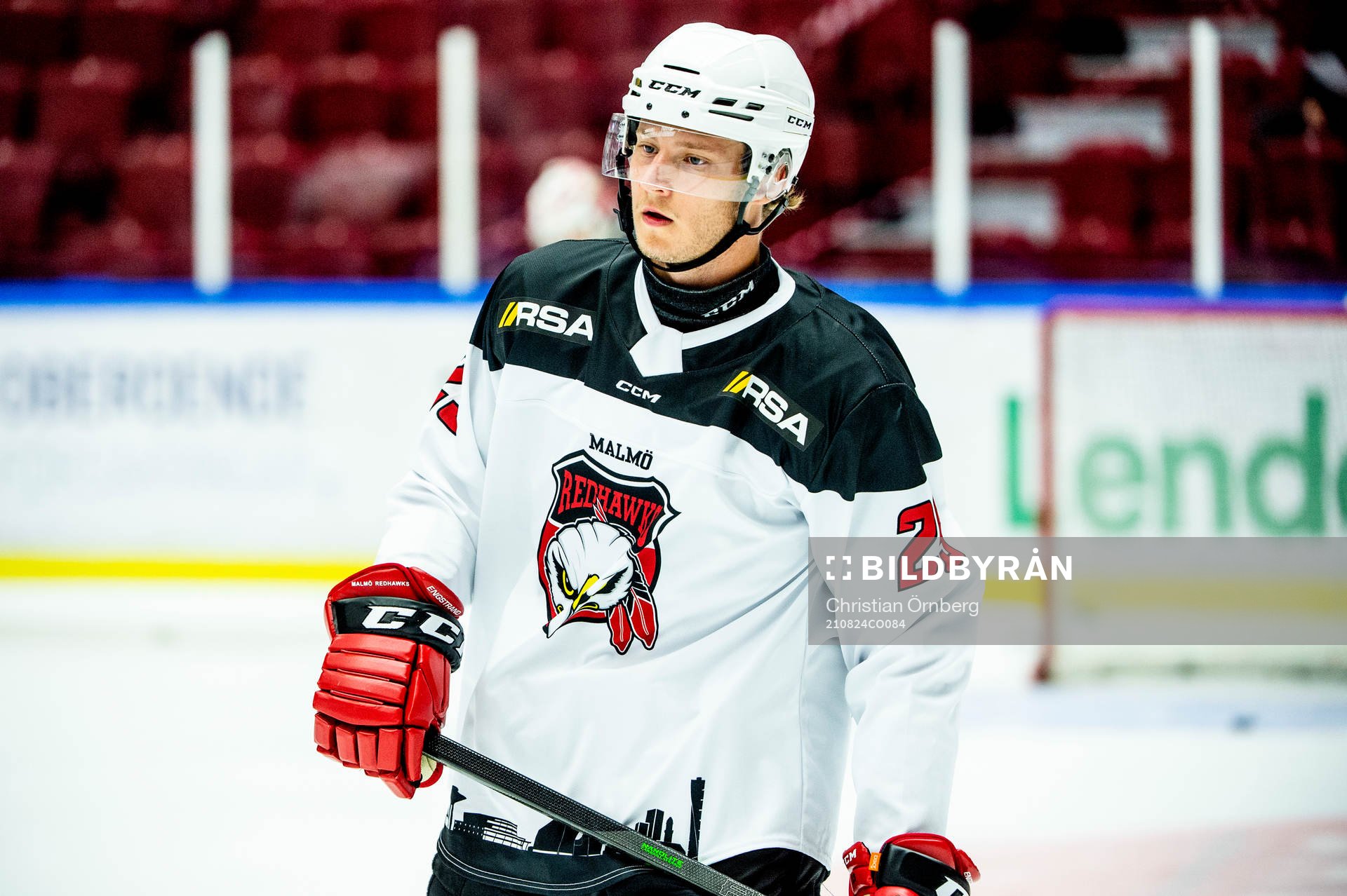 Malmö Redhawks Eric Engstrand värmer upp innan