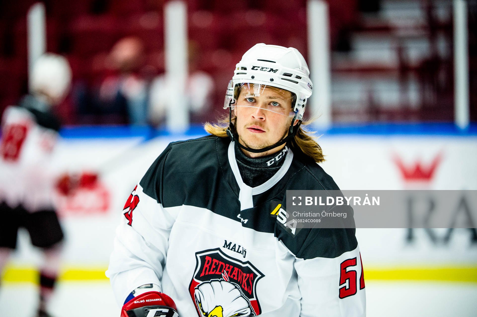 Malmö Redhawks Dennis Svensson värmer upp innan