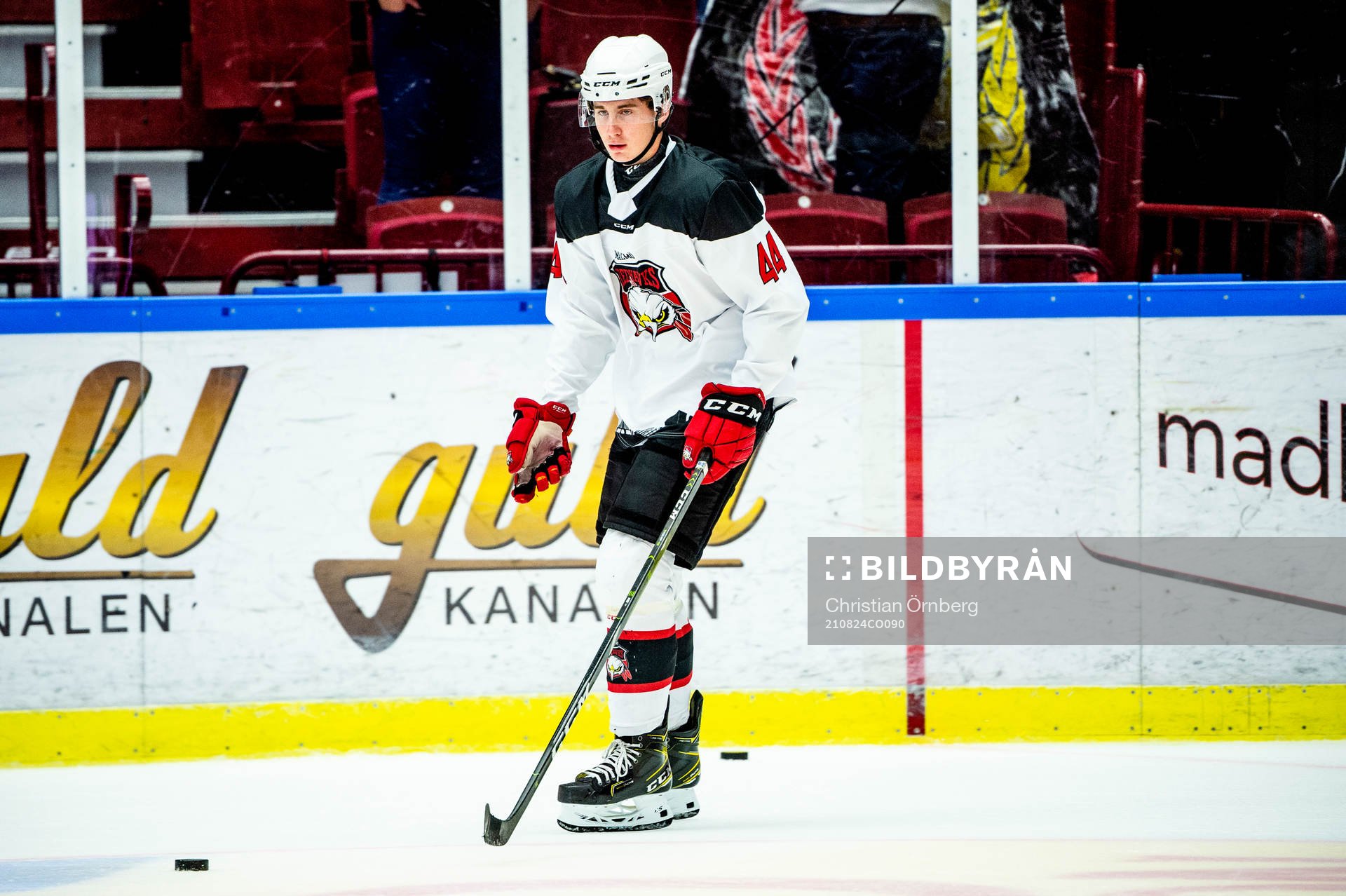 Malmö Redhawks Carl-Johan Sälle värmer upp innan