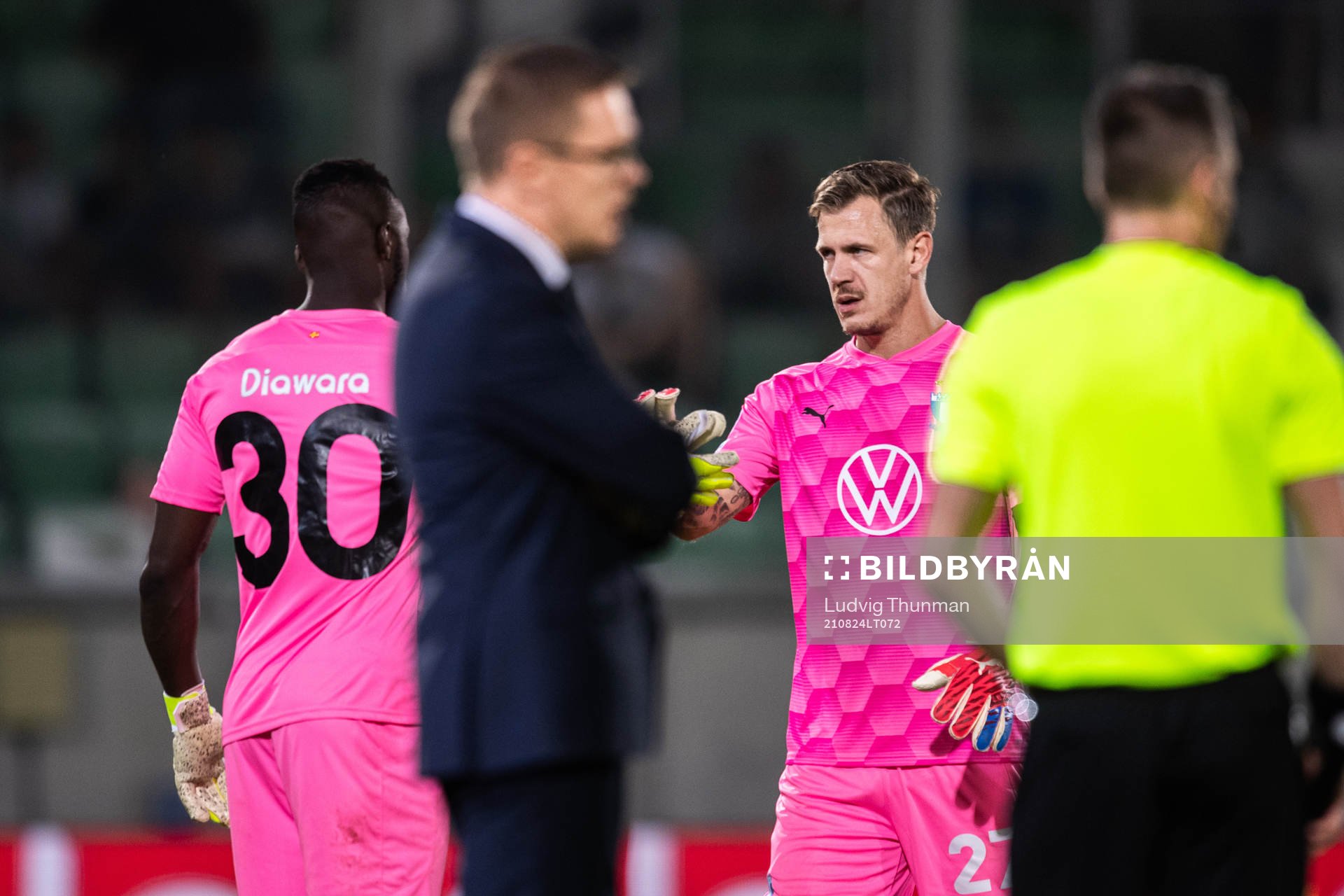 Goalkeeper Ismael Diawara change with goalkeeper Johan
