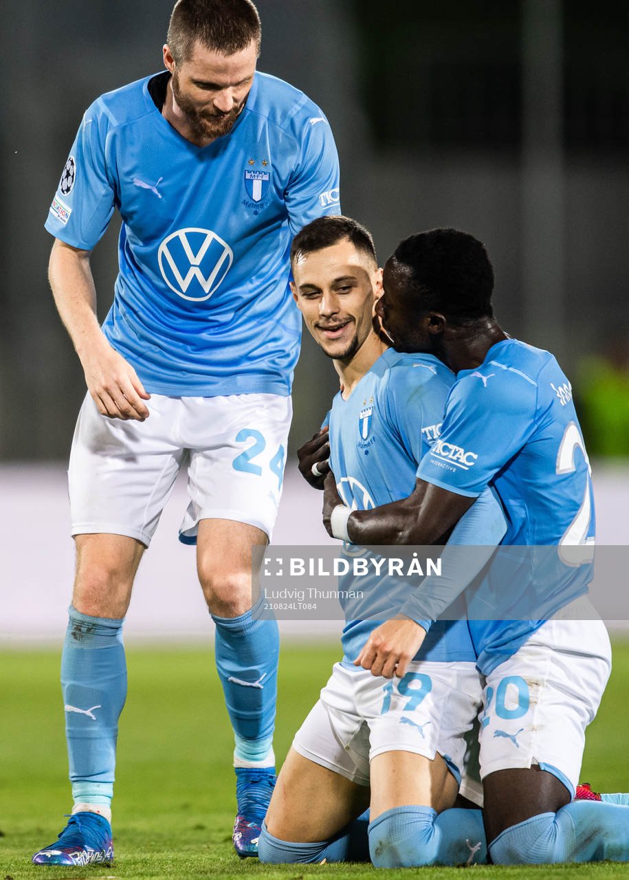 Veljko Birmancevic of Malmö FF celebrate the 1-1 goal with