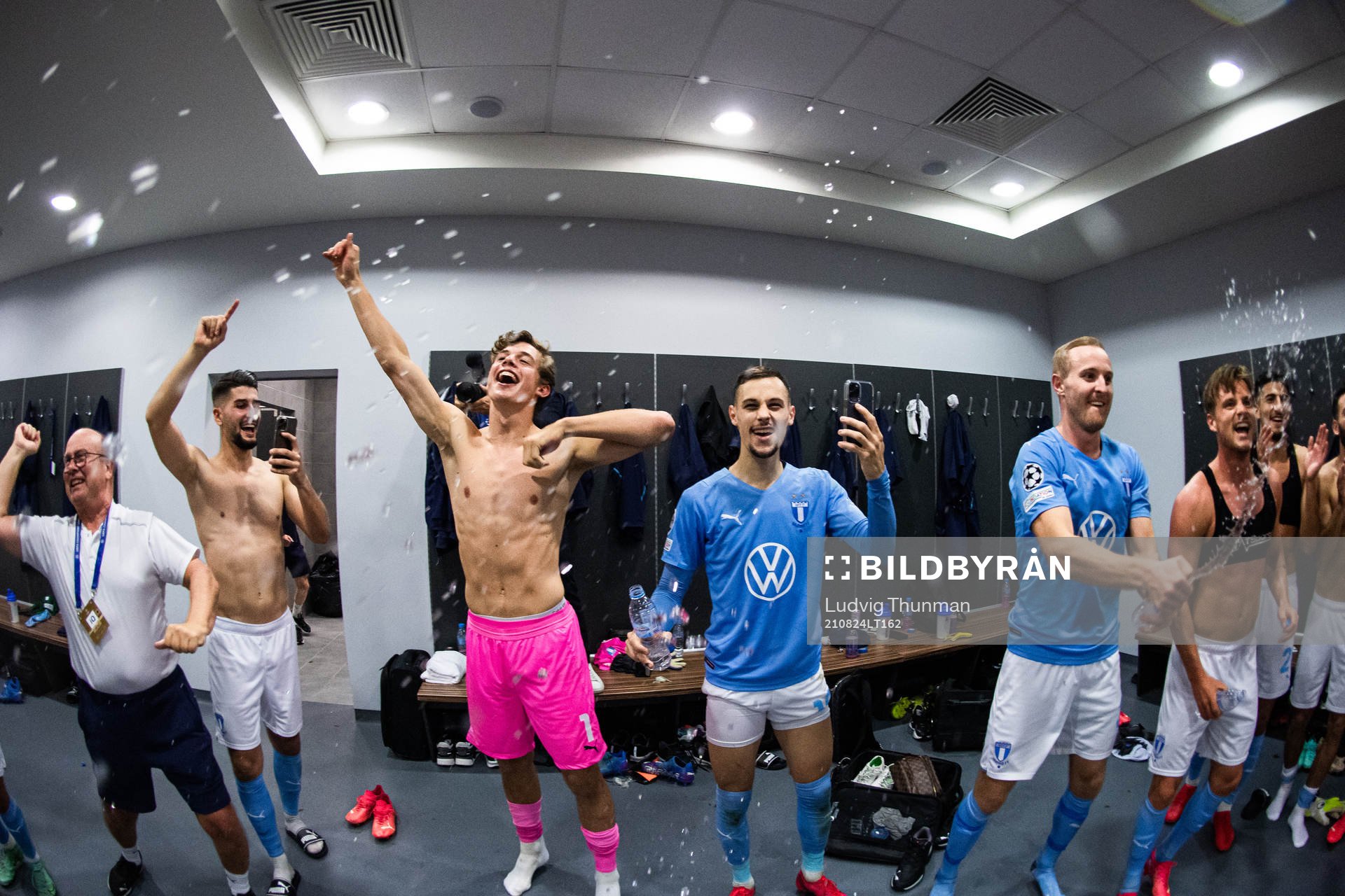 Antonio Colak, goalkeeper Melker Ellborg, Veljko