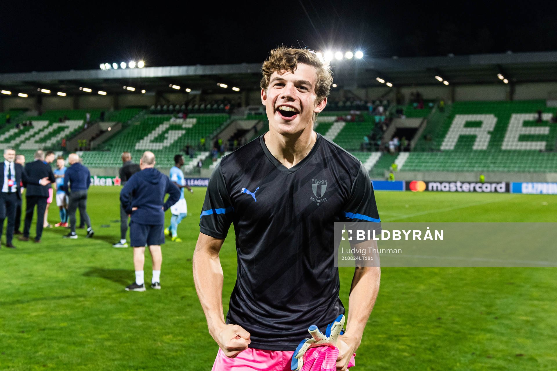 Goalkeeper Melker Ellborg of Malmö FF celebrate