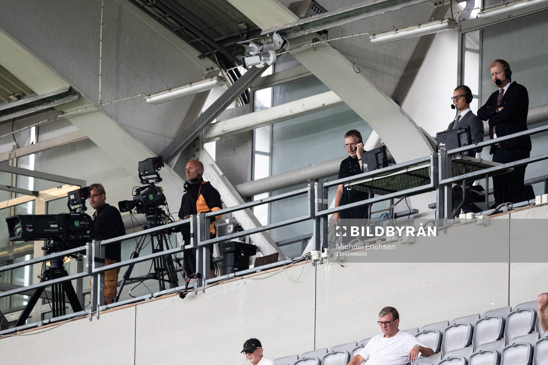 Fotografer och kommentatorer från Discovery+ på läktaren