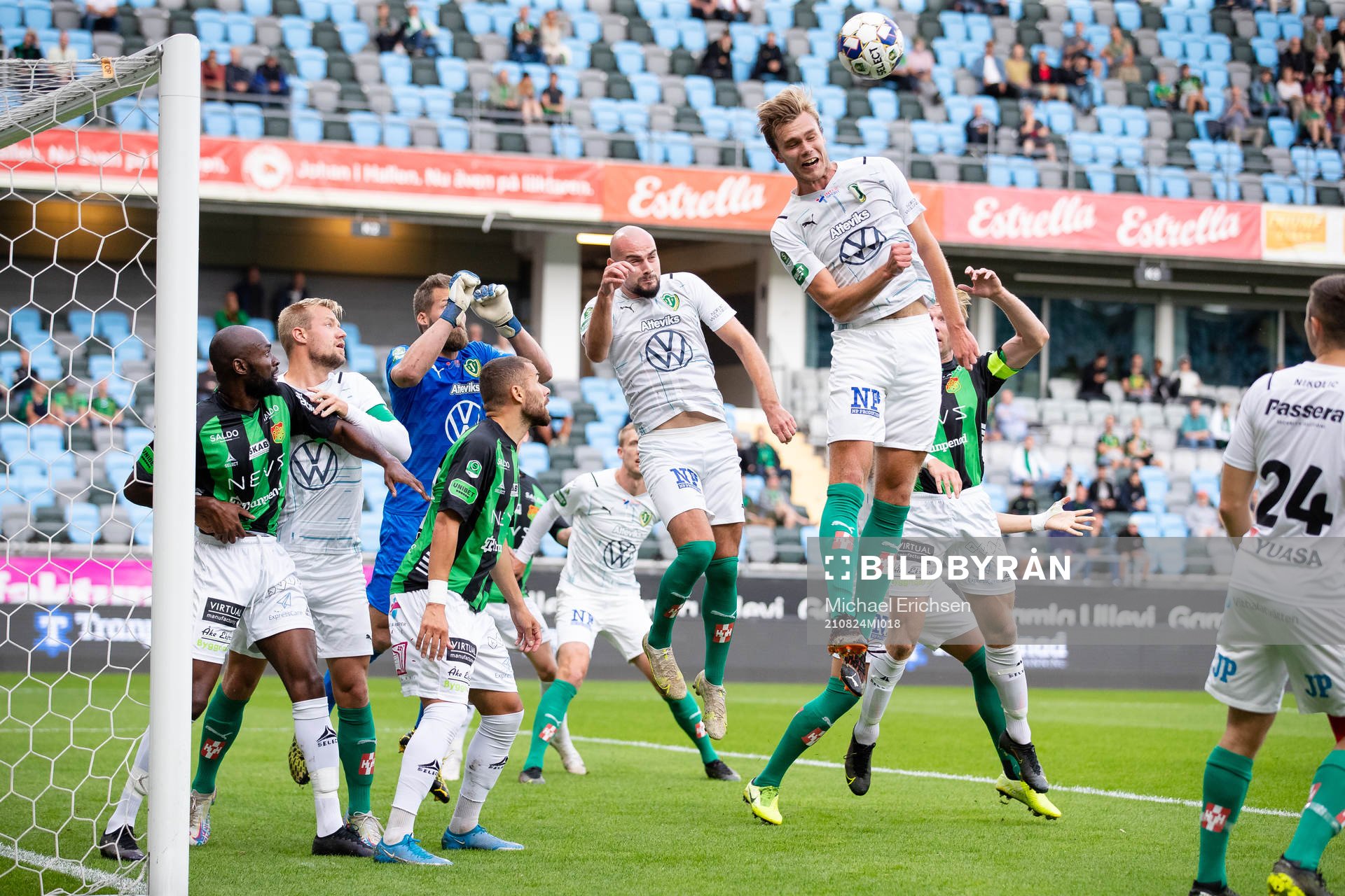 Jönköpings Marcus Degerlund nickar undan en hörna