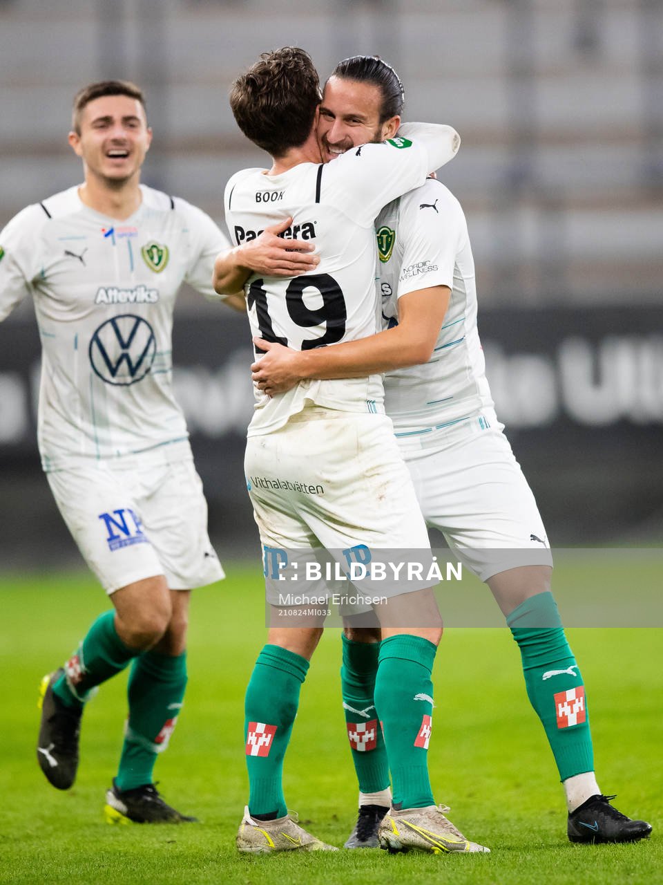 Jönköpings Robin Book jublar ihop med Edin Hamidovic