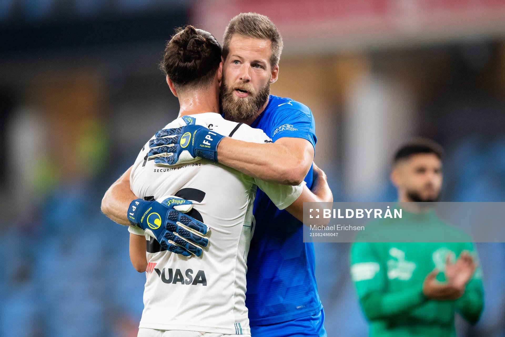 Jönköpings Edin Hamidovic och målvakt Frank Pettersson efter fotbollsmatchen i Superettan mellan GAIS och Jönköpings Södra den 24 augusti 2021 i Göteborg.