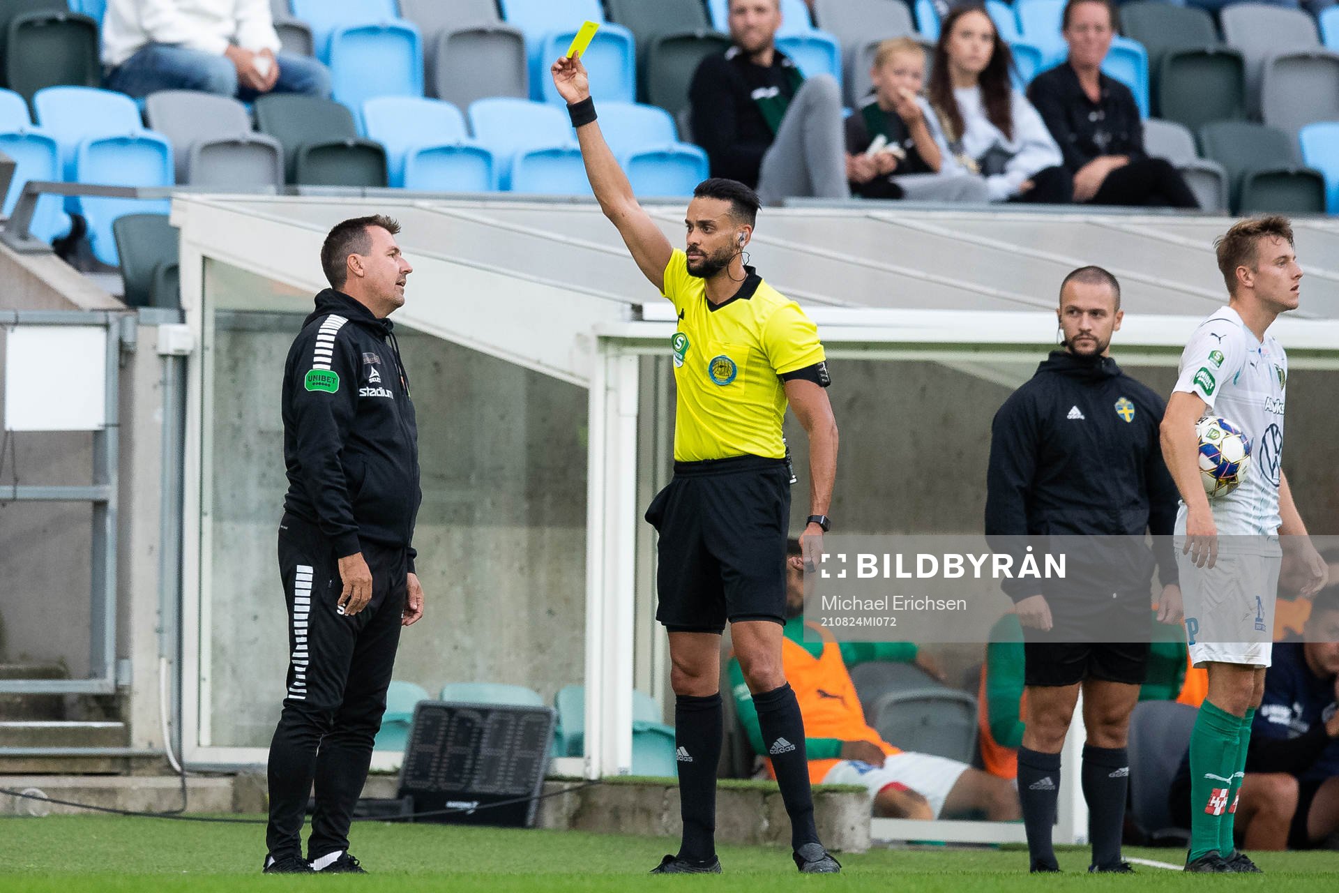 GAIS tränare Stefan Jacobsson får en varning av domare