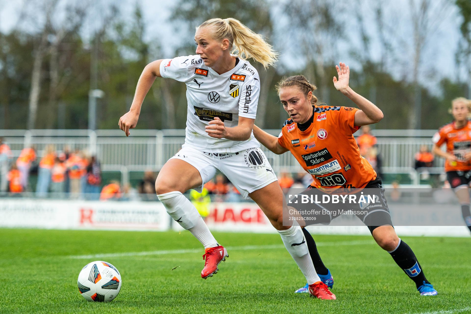 Häckens Stina Blackstenius och Kristianstads Sif Atladóttir under fotbollsmatchen i Damallsvenskan mellan Kristianstad och Häcken den 25 augusti 2021 i Kristianstad.
