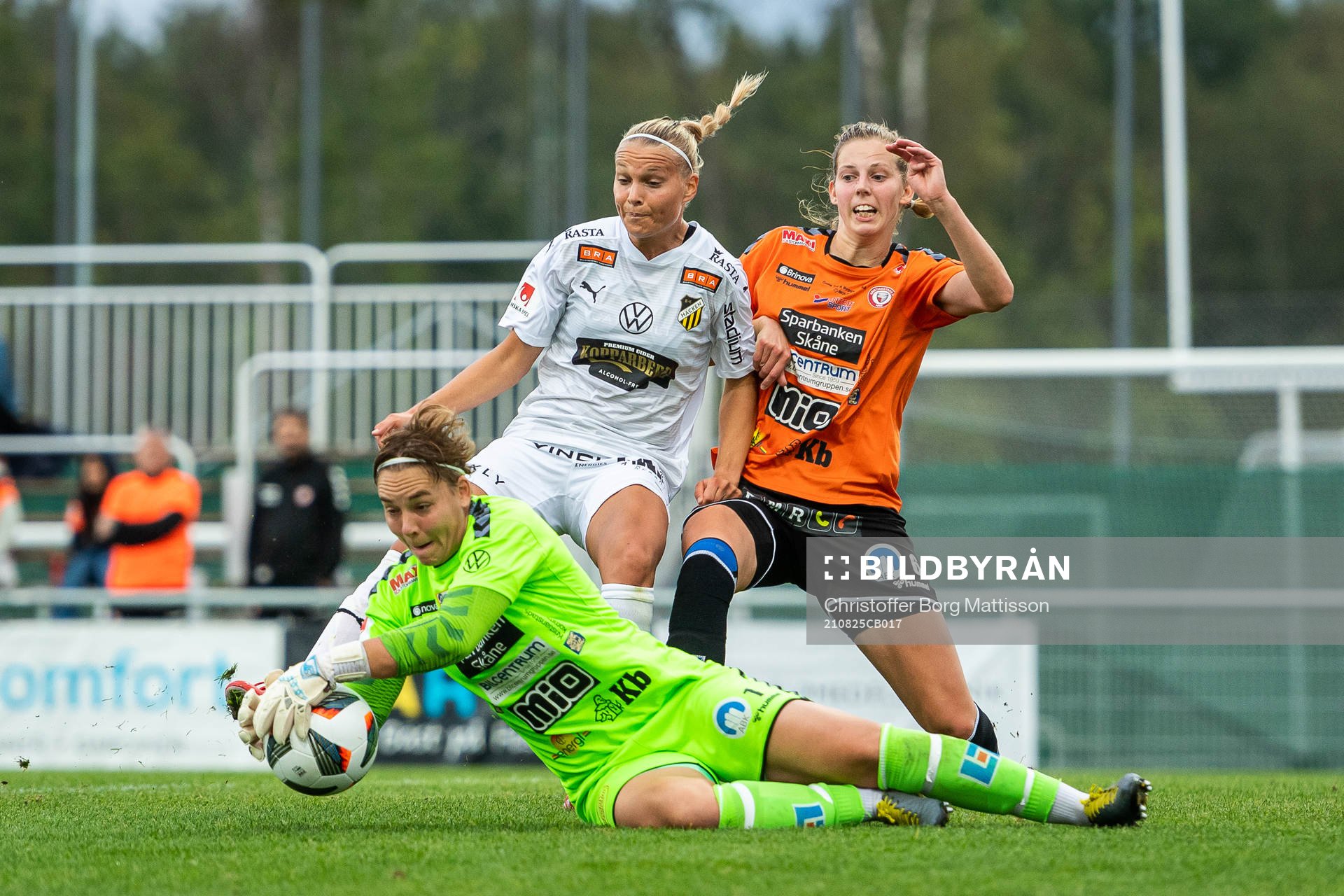 Kristianstads målvakt Brett Maron och Amanda Edgren mot