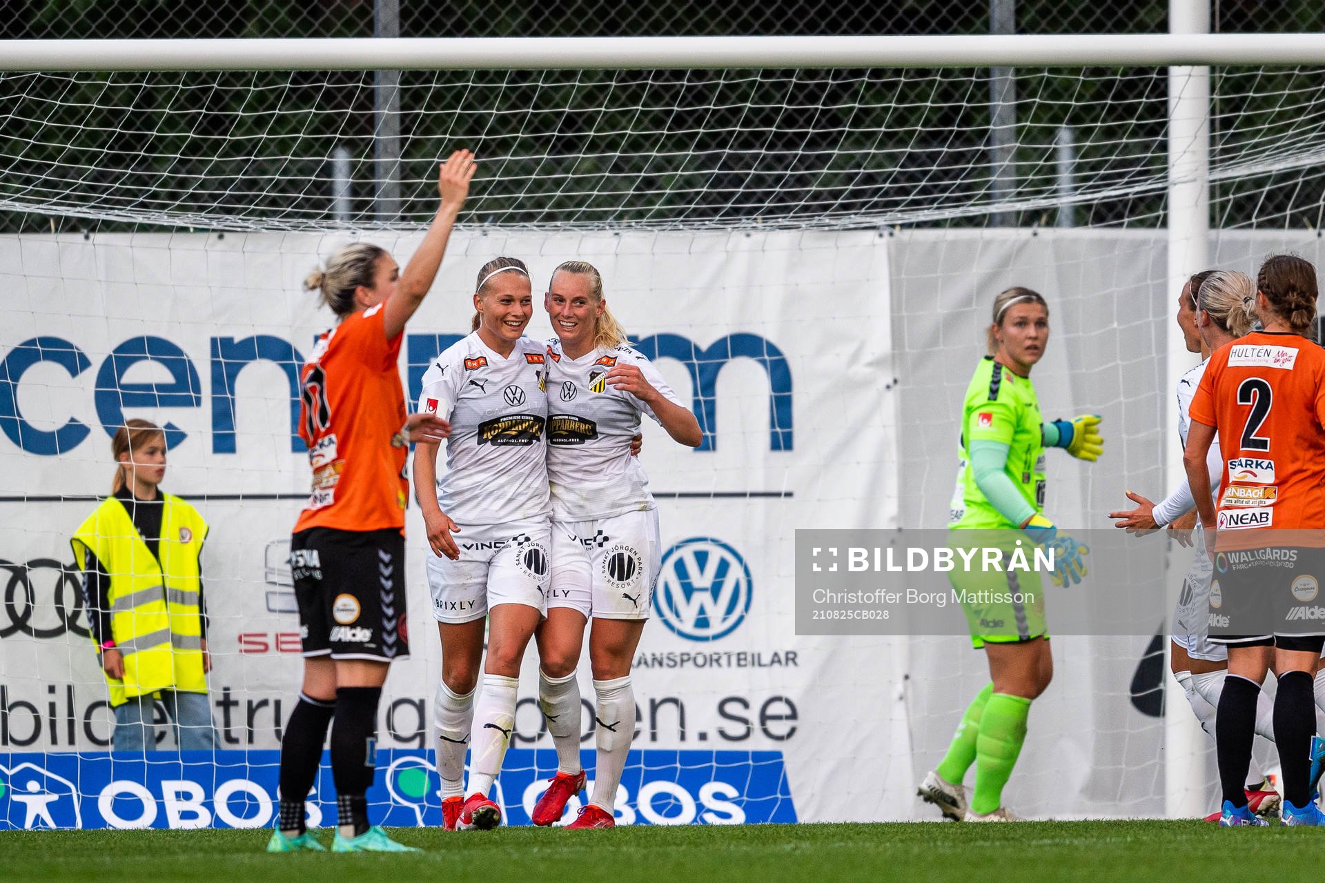 Häckens Stine Larsen och Stina Blackstenius jublar efter 0-2 under fotbollsmatchen i Damallsvenskan mellan Kristianstad och Häcken den 25 augusti 2021 i Kristianstad.