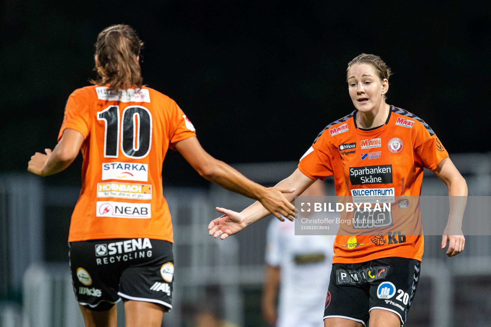 Kristianstads Anna Welin och Mia Carlsson jublar