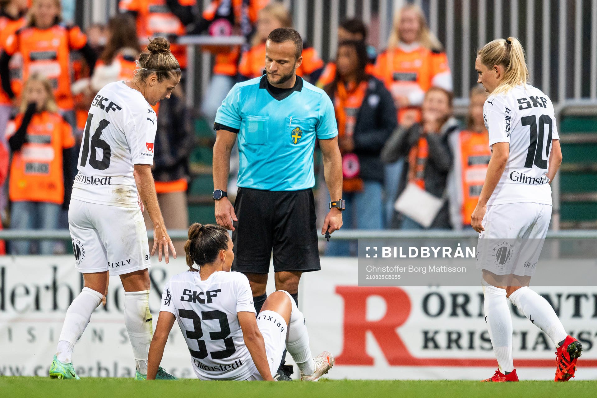 Domare Rinon Hasani tittar till Häckens Johanna Rytting