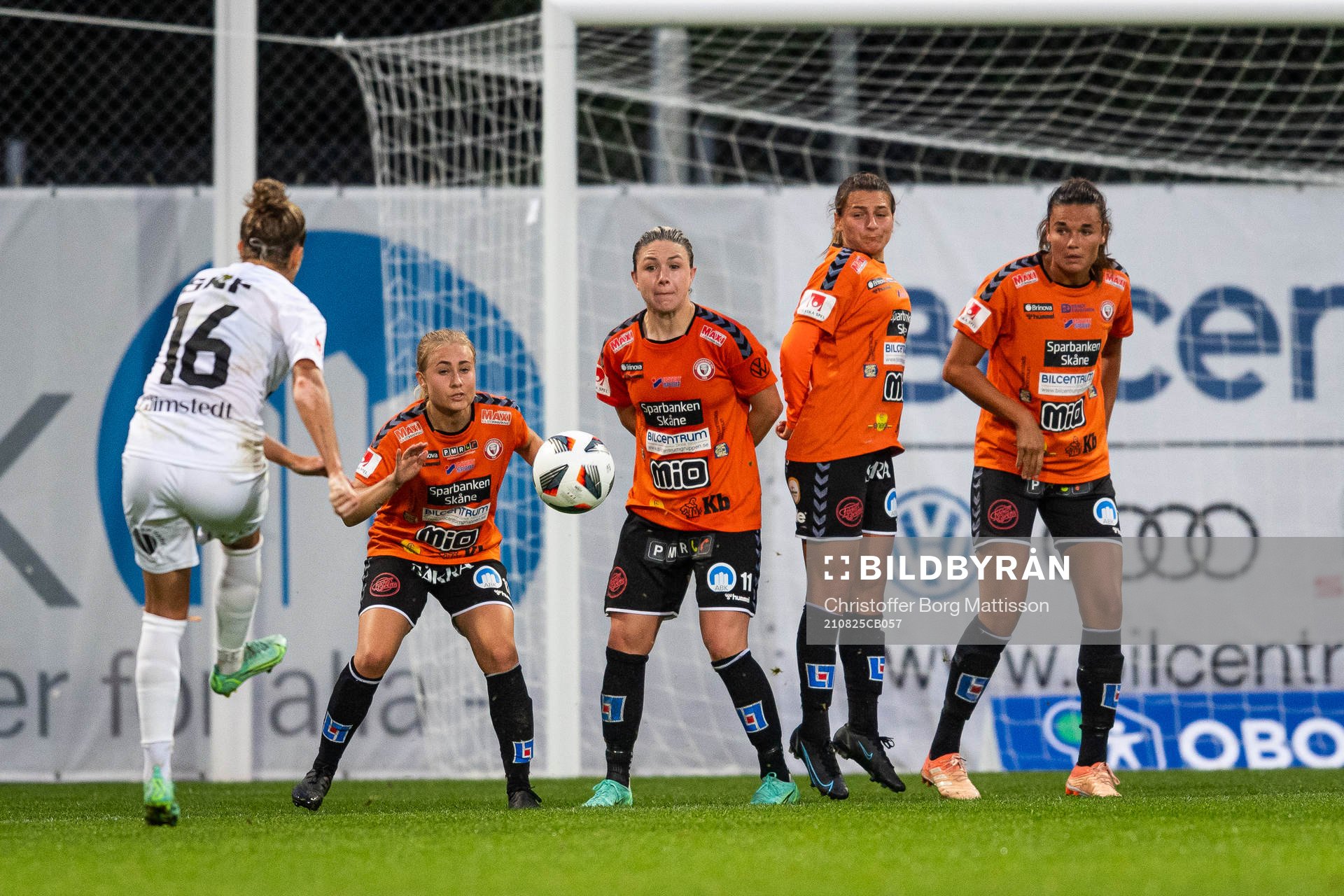 Häckens Filippa Angeldahl med en frispark
